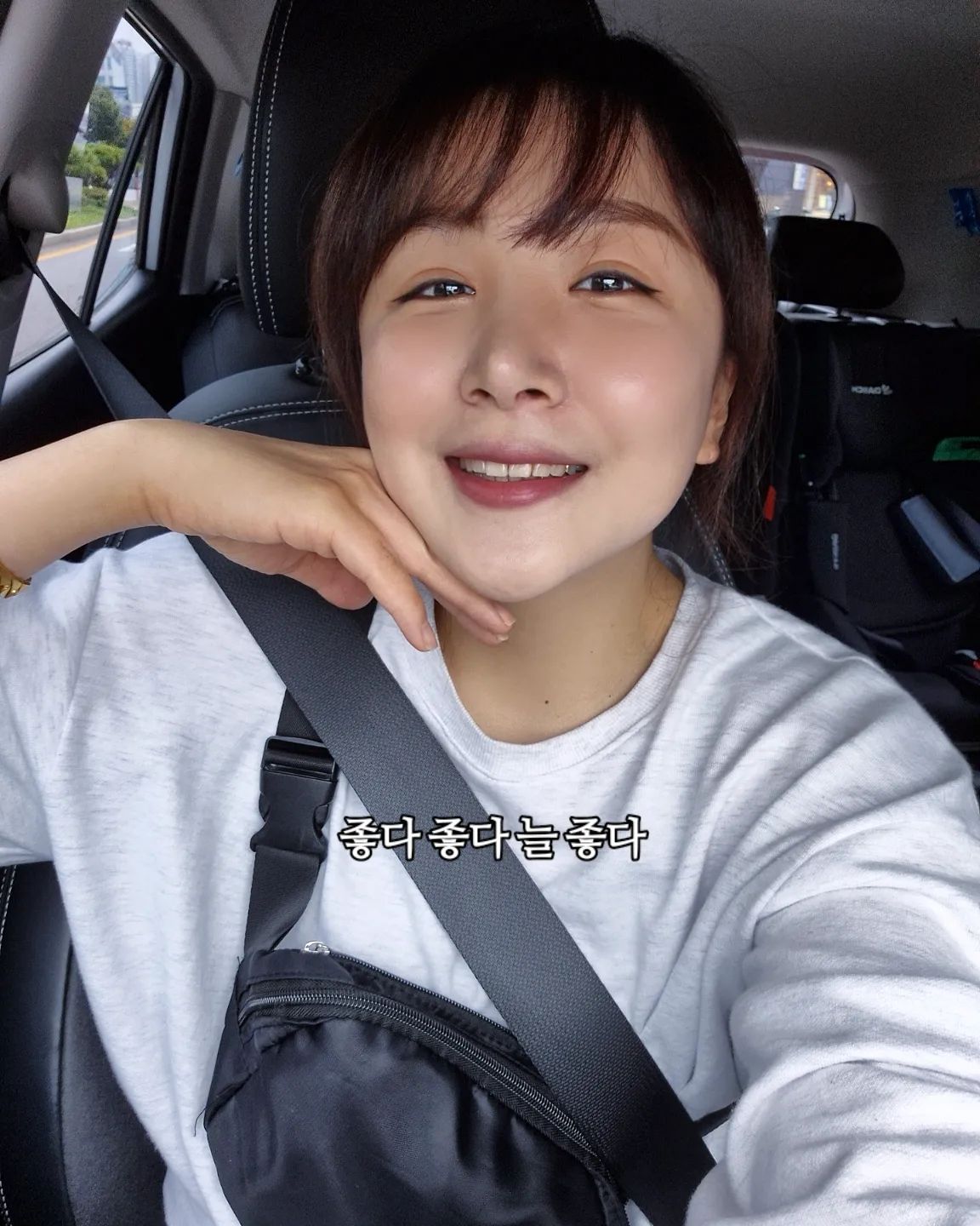 🫶🏻

아침 일찍 일어난 아들 덕에 늘 그랬듯이 일찍 기상하고 열심히 놀고 먹고 씻고 아빠와 같이 등원한 아들

해야만하는 일일일, 오전 집안일을 끝내고 하원전 어제 맡긴 가전 A/S 찾아 아들 하원하기

금요일이 빨리 와서 너무 아쉬운데 오늘은 기분이 좋네🩷

아들과 둘만의 시간을 즐길 수 있는 주말이 와서 기쁜 건가
아니면 금요일 아이 등하원 전 내 시간을 잘 활용했다는 기쁨이였을까 

모처럼 덥지않고 또 그렇게 습하지도 않았던 금요일,
토요일도 일요일도 잘 지내보자🍀

✋🏻 a/s 할인받아서 기분좋아 셀카찍는 줌마..
내 셀카 기분 좋을 이야기 해줄 사람 오빠밖에 없는데 올려보니 늙었네
하하하