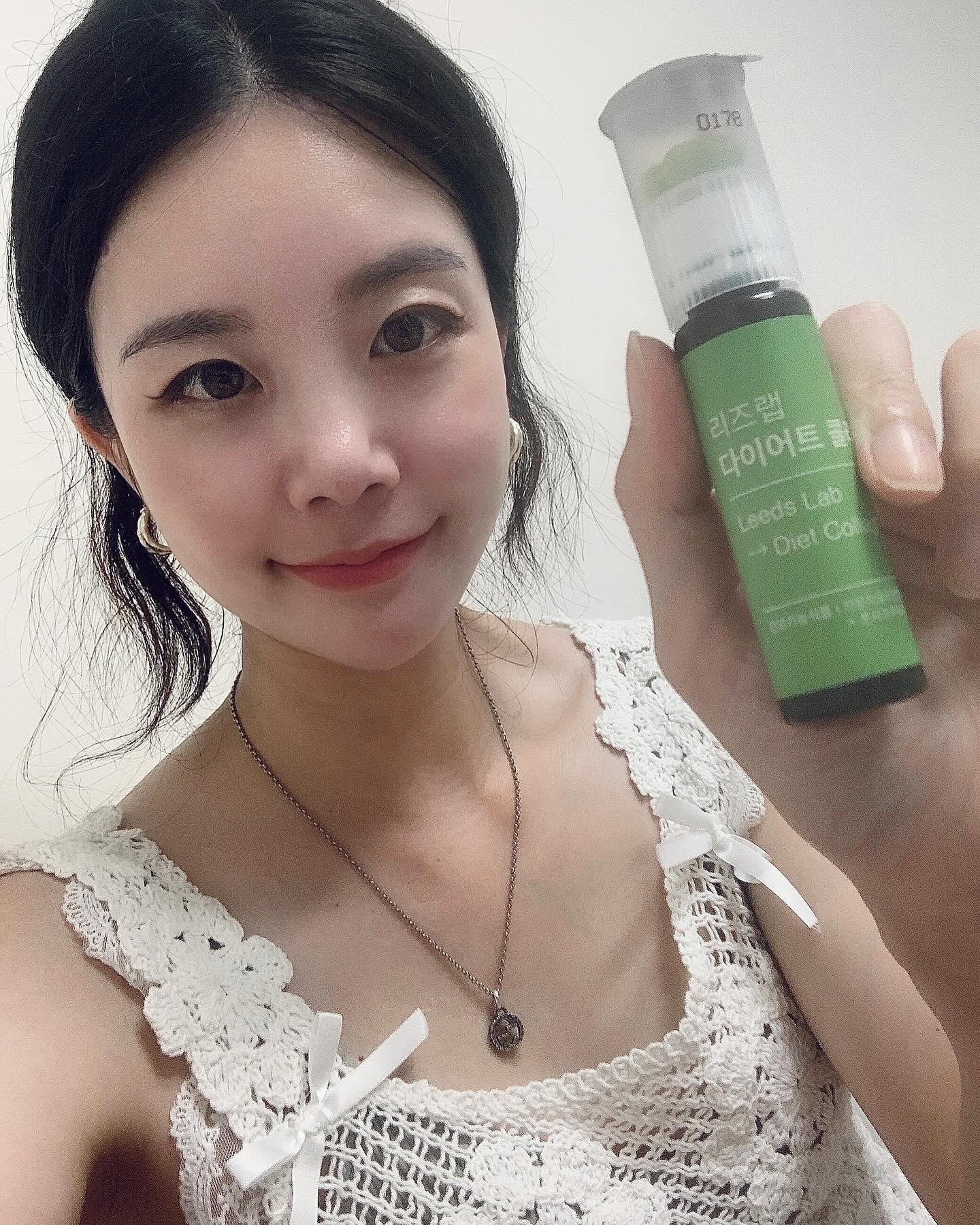 #협찬
다이어트로 인해 안좋아진 분들 🗣️
리즈랩 다이어트 콜라겐 샷으로 관리합시다~

리즈랩은 이미 멀티비타민부분에서 유명하죠~

🎊한국소비자만족지수 3년 연속 1위!
🎊한국소비자평가 3년 연속 1위!
🎊한국브랜드 만족지수 2년 연속 1위!

믿을만한 브랜드에서 신제품 출시~!!!!

알약 먹기 힘드신 분들 리즈랩은 리즈랩의 기술력으로
목넘김이 편한 정제사이즈라는점
저도 알약 한알한알 넘기는 알린이(?)이지만
편하게 넘길수있어서 좋더라고요👶🏻

하루 한병 간단하게 섭취할수있어서
여러가지 복용하지않아도 되는점과
물없어도 섭취할수있는 간편한 장점이 있어요

액상비타민은 사과맛 레몬맛으로 맛있게 누구나
섭취가능한점 ><

리즈랩 솔직후기!
리즈랩 내부 단상자 정면에 섭취한날 체크할수있어서
센스있는 선물로도 좋고 스스로도 까먹지않고 챙겨먹을수
있어서 장점인듯함
많은 좋은 영양소를 골고루 챙겨먹기 힘든 요즘
리즈랩으로 간편하게 챙길수있다니
너무 좋은것~~~

빠른배송까지 해주셔서 성격급한 저로써는 만족스러웠답니다
오후 1시 이전 주문시 당일출고되어 90% 다음날 배송완료!

이렇게 좋은건 마구마구 알려야해~~~

#리즈랩 #리즈랩다이어트콜라겐샷 #다이어트콜라겐샷 #다이어트 #체지방감소 #콜라겐 #피부보습 #피부탄력 #UV케어 #저분자콜라겐추천 #풋사과추출물애플페논 #저분자콜라겐펩타이드GT