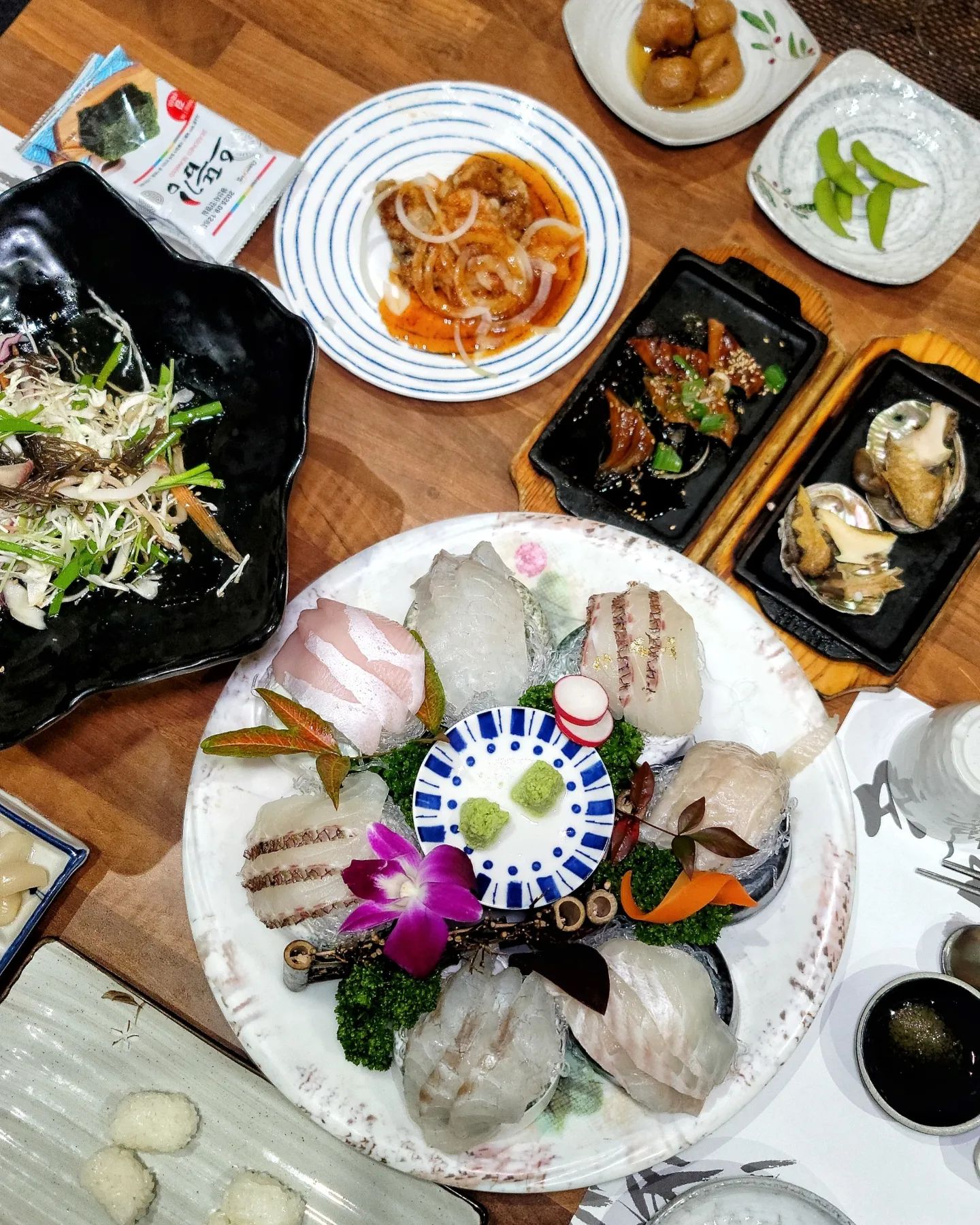 #협찬

다미일식🍣

📮 전북 익산시 무왕로23길 5 1층 다미일식
☎️ 0507-1396-0371
📍 12:00 - 22:00 
  14:00 - 17:00 브레이크타임
  21:00 라스트오더
🚘 전용 주차장 있음

🍴 스폐셜사시미 1인 59,000원 

🍣 익산 다미일식에서 스폐셜 사시미 코스를 즐기고 왔어요!🥢 
모듬회부터 참치회까지 먹을 수 있고 신선한 해산물이 가득한 스끼다시까지 다양한 메뉴가 나와서 정말 알차고 고급스러워요💖

🍣 프라이빗한 공간에서 부모님과 함께 조용하게 식사할 수 있어서 더욱 특별한 시간이었답니다.

🍣 프라이빗한 룸이 있어 익산에서 상견례, 데이트, 손님 접대하기 좋은 곳이에요.

🍣 코스가 정말 알차고 고급스러워서 부모님 모시고 가기에도, 데이트하기에도 딱이에요🥂

🍣 스페셜 사시미 코스 구성

🦪 모듬회로 도미, 우럭, 광어 등 신선한 활어회가 적당한 두께로 썰어져 나와요. 도미는 껍질 부분을 살짝 그을려 쫄깃한 식감이 더해졌고, 우럭은 탱글탱글하고 광어는 부드럽고 고소해요.

🦪 참치회는 참치의 다양한 부위가 제공되는데, 특히 오도로(대뱃살)와 주도로(중뱃살)가 인상적이에요. 오도로는 입에서 살살 녹는 부드러움이 일품이고, 주도로는 적당한 기름기와 쫄깃한 식감이 좋아요. 기름장에 찍어 먹으면 고소함이 배가 돼요.

🍣 회가 정말 신선하고 부드러워서 하나하나 다 너무 맛있었어요. 

🍣 다미일식의 스페셜 사시미 코스는 다양한 스끼다시가 함께 나와 더욱 풍성한 식사를 즐길 수 있어요. 

🍣 오징어샐러드, 장어구이, 우동, 멍게&새우&개불&산낙지 등의 해산물, 김마끼와 고구마&새우튀김, 매운탕까지 끝없이 나와서 정말 배불렀어요.

🍣 가격도 1인 59,000원으로 퀄리티 좋은 음식을 좋은 가격에 즐길 수 있어서 정말 만족스러웠어요. 

🍣 30년 전통의 익산 맛집이라 회식이나 비즈니스 접대에도 믿고 갈 수 있는 곳이에요.

🍣 익산에서 특별한 날을 보내고 싶다면 다미일식 추천드려요💯

#익산다미일식 #익산맛집 #익산횟집 #익산오마카세 #익산코스요리