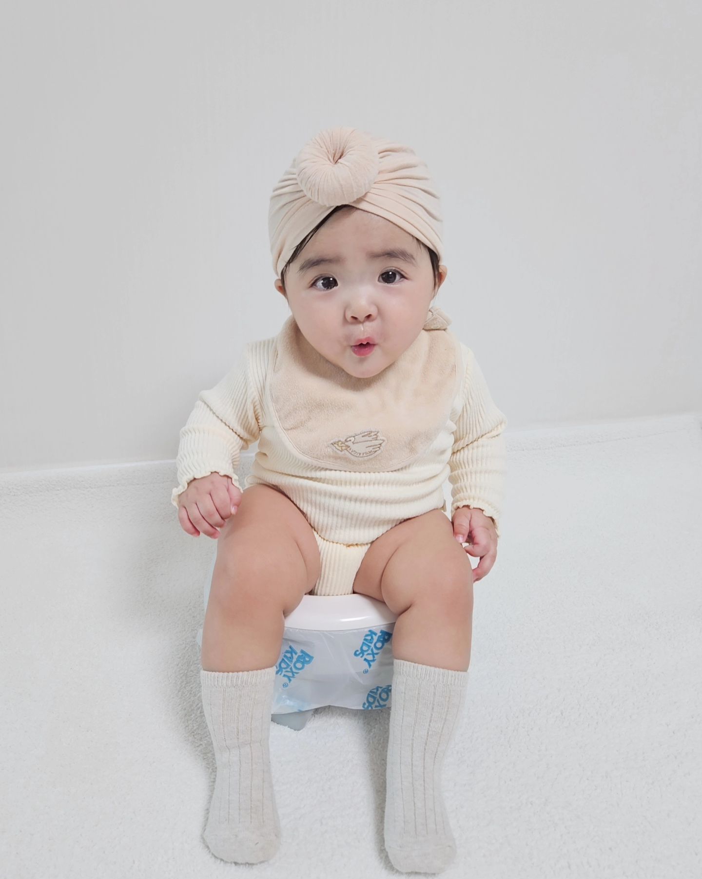 #제품제공 #비더프리 #록시키드

아이와 장거리여행 갈 때 필수품.ᐟ
❛록시키드 접이식 휴대용 아기변기❜

아직 채이는 배변연습전이지만 
머지않아 배변연습을 하게 될 때 유용하게 쓰일 것 같아요➰

특히나 콤팩트한 사이즈라 외출할 때, 장거리여행, 캠핑갈 때
외출 시 공동화장실이 지저분하다면
변기에 올려두고 사용하면 되니
굉장히 편하고 위생적으로도 안전하게 사용할 수 있어요

12개월 아기부터 25kg까지 쭉 사용할 수 있고
3in1 제품으로 리필봉투와 함께 외출,여행시 휴대용 변기로
라이너와 함께 집에서 유아용변기로
네개의 다리를 펼쳐 가정에서 배변연습용 좌변기로 사용할 수 있어요

배변 연습할 때 열심히 써봐야겠어요 💗
(벌써 연습하는 것 같기두...🤣)

🏷록시키드 접이식 휴대용 아기변기
☑그레이 □코랄 □핑크 □퍼플 □옐로우

💘ᴛʜᴀɴᴋs ᴛᴏ bthefree_official

#비더프리 #록시키드 #비프로스8기 #비더프리서포터즈 #아기변기 #유아변기 #휴대용변기 #휴대용아기변기 #휴대용유아변기 #육아용품 #육아템 #아기용품 #배변훈련 #여행용변기