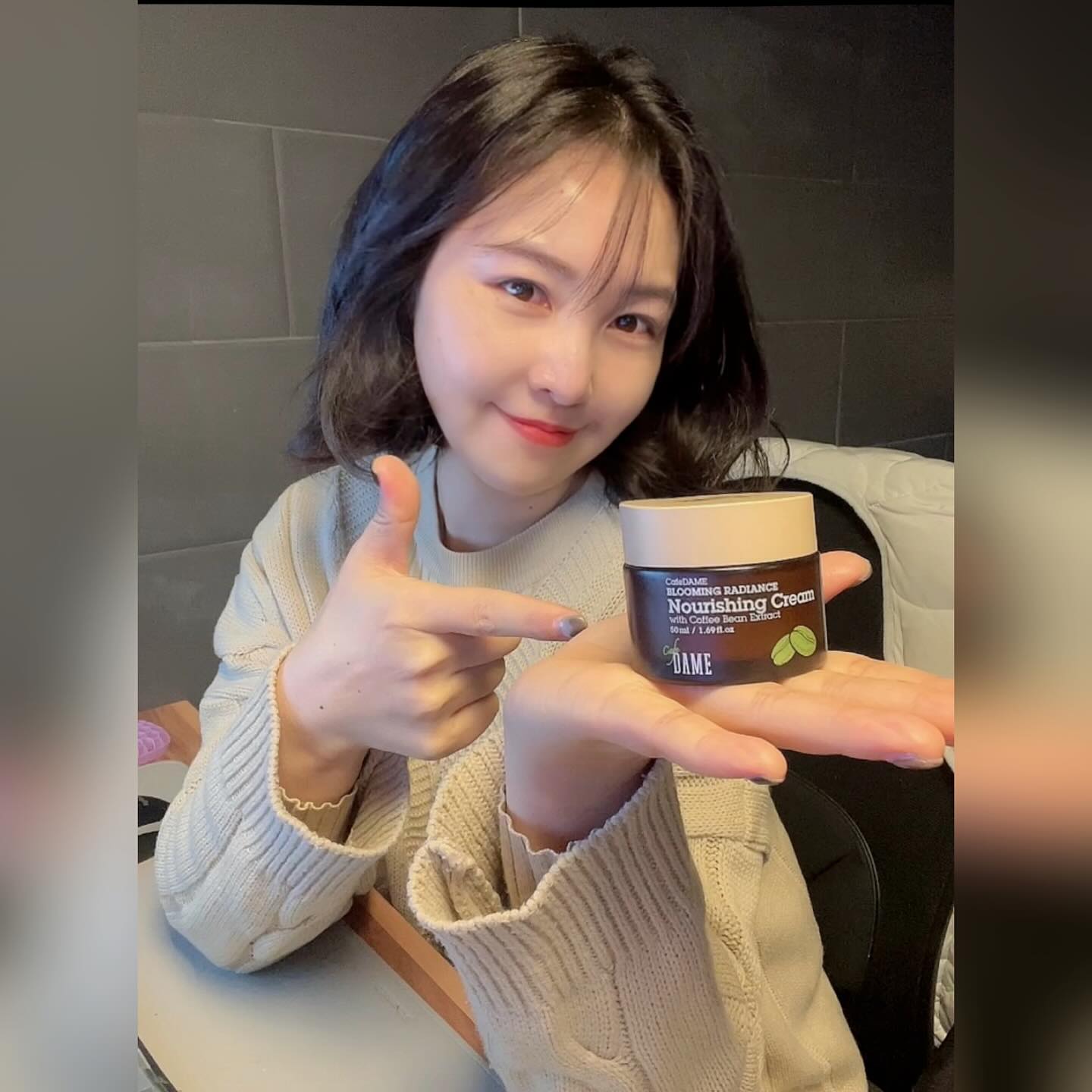 #협찬 #쫀쫀크림 #나이트크림

영양크림인데 끈적이지 않으면서 빠르게 흡수 되는 카페다므 크림을 가지고 와봤어요!
커피추출물이 들어가있는 영양크림인데요 커피가 피부에도 도움이 된답니다 ^0^♥️
정제수로 채운게 아닌 병풀잎수로 채워서 더 깔끔한 느낌 뿜뿜 > <
아침 저녁으로 톡톡 펴바르면 하루종일 피부가 편안해져요 🥹
이 영양크림 바르고 메이크업하면 메이크업 들뜨지 않고 흡수가 잘 되더라구용 😍👍🏻
실제로 발라봤을때 정말 깔끔한 마무리였어요 🔆😌

디자인은 또 왜케 이쁠까요 소중한 지인에게 선물하기도 좋겠는데용? 😆

 #커피화장품 #영양크림 #주름개선크림 #주름크림 #주름개선화장품 #영양크림추천 #카페다므