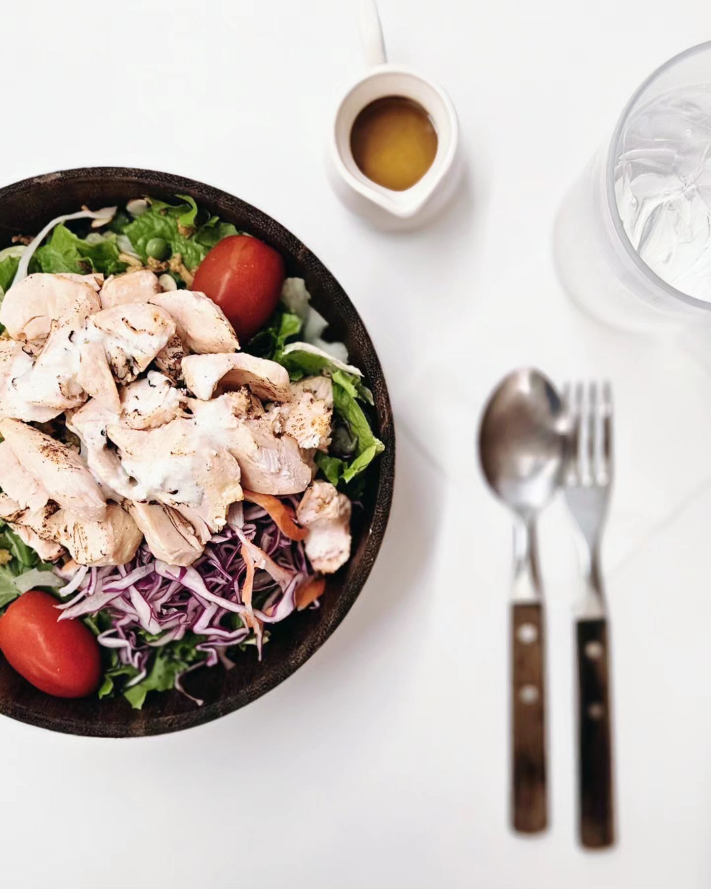 🥗
여행 가서 밥 먹을 때
샐러드를 검색할 때가 있었다.
클린한 음식만 먹어야 한다는 신념에
소스 안뿌린 닭가슴살 샐러드를... 
이 세상 닭 개체수를 열심히 없애던 때가...ㅋ🐔🐔🐔
지금은 물론.... 닥쳐~ㅋㅋ

🥗
영동여행에서는 넘나 좋았던게
역 바로 근처에 샐러드집이 있었다.
작지만 깔끔했던 곳

🥗
큰 볼에 가득 담겨나온 
신선한 야채랑 닭가슴살,
많다 싶지만 이정도쯤이야!!

🥗
역이랑 가까우니 샌드위치나 샐러드 댕기시는 분들,
여기 맛나요!!
.
.
.
📍샐러드여유
🔸️충북 영동군 영동읍 계산로 80
🔸️10~20, 토 휴무
🔸️소불고기 샌드위치 7,500원
🔸️햄치즈에그 샌드위치 6,000원
🔸️단호박무스샐러드 8,000원
🔸️닭가슴살 샐러드 9,000원
.
.
#샐러드 #닭가슴살샐러드 #영동군맛집 #영동군샐러드 #영동여행 #영동역맛집 #다르다떠나다 #다르다_영동 #salad #photography #foodstagram