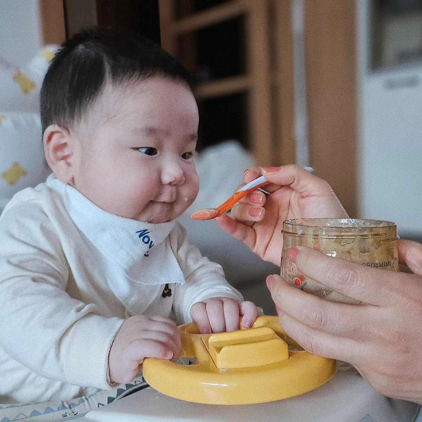 제품제공 grosmimi_official

제2의혼수라고 불리는 #이유식준비물
난 사실 크게 뭘 준비하진 않았다.
#토핑이유식 이다 뭐다 깝죽거리다가
결국엔 #시판이유식 할 줄 알고 있었으니까...
아무것도 사지 않았지. 음하하하하

그리고 시판 먹이다보니 소분도 해야하고 냉동보관은 필수라
#PPSU이유식용기 준비했다.

❝ 그로미미 PPSU 체리쉬 150ml 이유식용기 ❞

용량은 150/250 선택이 가능하고
디자인은 무려 4가지나 된다. 고민 많이 했음...😶
역시나 실물보니 더 예쁘고~
내구성 좋은 PPSU라 더 좋다. 냉동보관도 된다!

그리고 하나 더 특별한건 실리콘 패드가 내장되어 있어
밀폐력이 정말 최고중의 최고라는 것!!!!!!!
짱짱이다..... #그로미미사랑해요 후하😍😍

#이유식준비 #그로미미 와 함께하자요 ❤

#이유식용기추천 #유아식기 #초기이유식 #전자레인지이유식용기 #팜투베이비 #시판이유식 #밀폐이유식용기 #이유식세트 #아기식기 #이유식기추천 #이유식냉동보관 #초보엄마 #사실은 #둘째맘 #아둘맘 #육아맞팔선팔