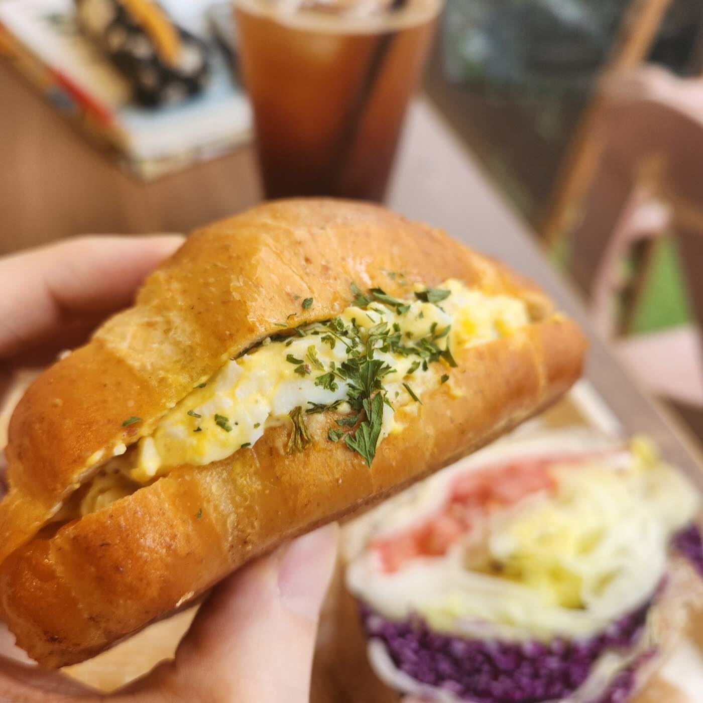 #협찬 🥐소금빵 러버들은 여기로 ‘수자매빵집‘👩‍🍳👩‍🍳

su_sisbakery

소금빵 맛집으로 유명한 원당 수자매빵집
다녀왔어요!✋🏻 

소문대로 역시나 맛있는 소금빵 🥐🥐
소금빵에그마요도 완전 맛도리

빵 나오는 시간 맞춰 갔는데도
빵 거의 다 나가서 식겁함 ㅠ

그래도 정말 먹고 싶었던 
소금빵에그마요 겟해서 만족🤍

meogsta 팔로우 하면 다양한 정보를 받아 볼 수 있어요!🕊️

----------------------------------------

더 맛있는 레시피가 궁금하다면🤍

meogsta
meogsta
meogsta

#수자매빵집 #원당빵집 #리뷰노트
#원당소금빵 #성사동빵집 #성사동소금빵 #성사동식빵 #원당식빵 #원당맛집
#원당역카페 #원당베이커리 #수자매빵집