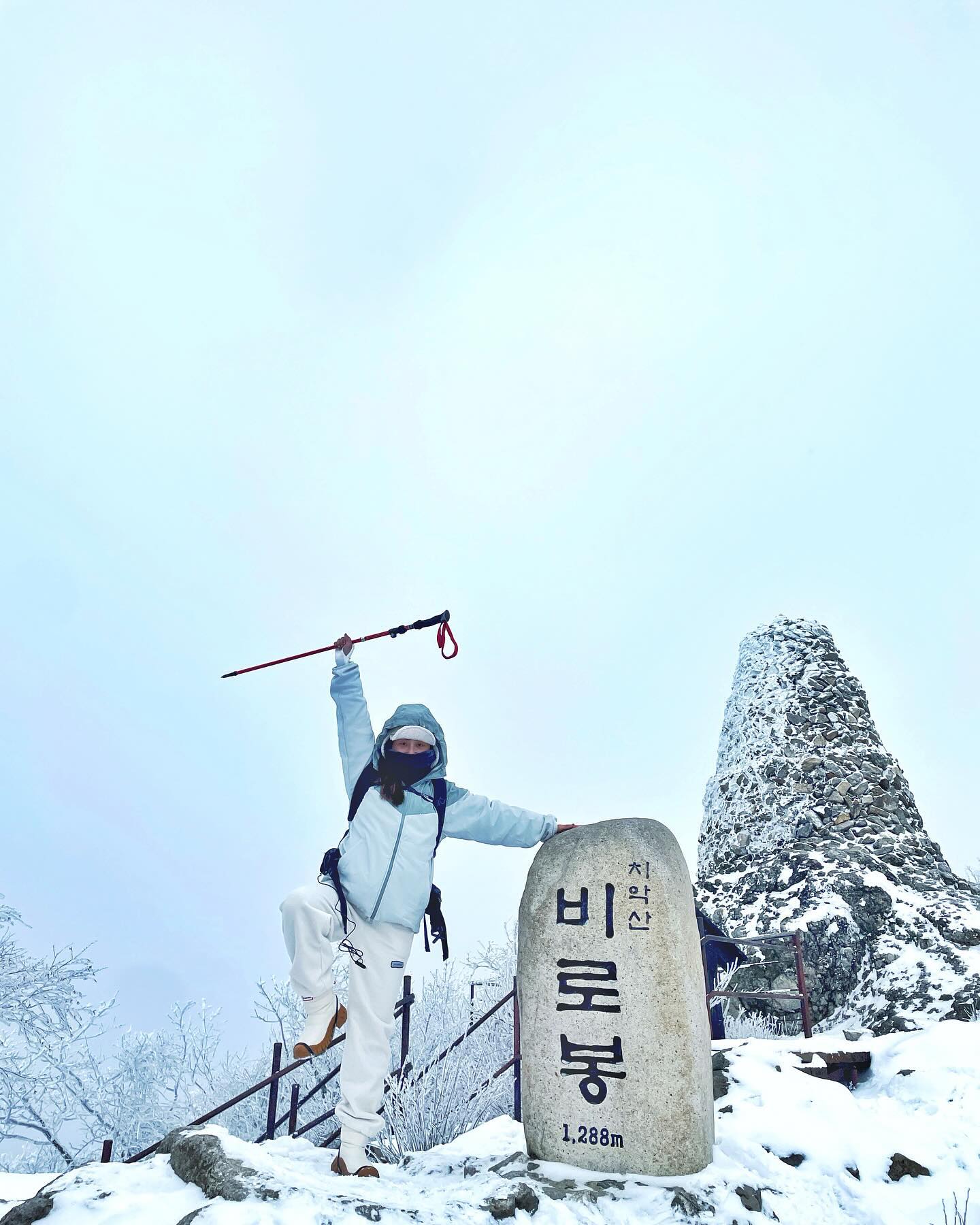 인생 ❄️눈꽃산행 ~ 엘사의 세계로 왔어용 진짜 너무 예쁘다 못해 황홀합니다.
#치악산 #등린이 #겨울산행 #눈꽃산행 #비로봉 #등산스타그램 #겨울의맛 #雾凇美景 #冬日登山 #最美雪景 #韩国