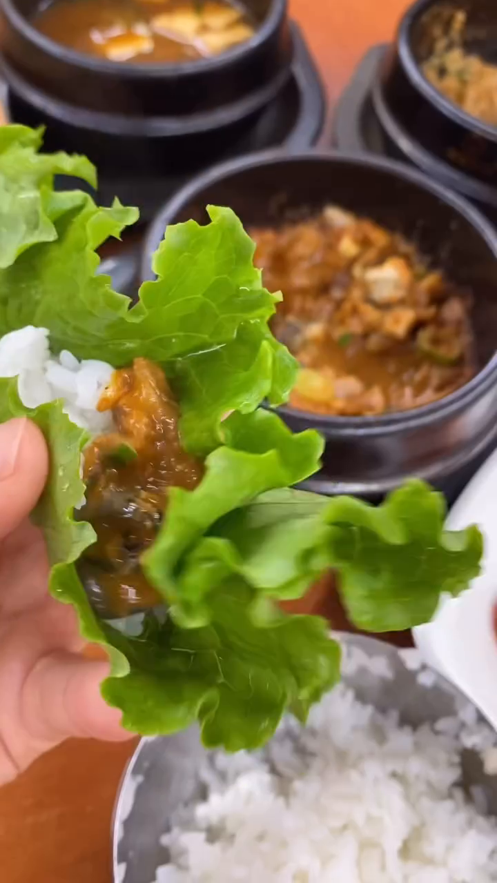 충남 당진에 가면 꼭 들러보셔유
우렁이 듬뿍넣은 우렁이쌈장,된찌,우렁이무침까지
2인정식 2만원에 이 모든게😍😍
할매니얼시대 아니건어요! 할매입맛 충전시키기엔
우렁이쌈밥만한게 없것다 싶습니다ㅋ

#딩동 #딩동당진 #우렁이박사 #당진맛집