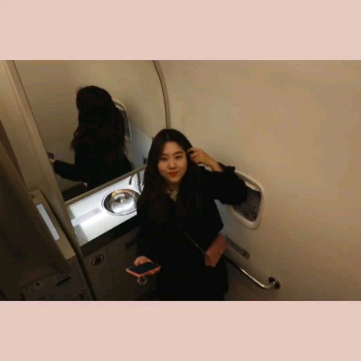 근황은 아니지만 어쨌든 근황 업로드(*°▽°*)
비행기 화장실과 엘레베이터에서 찍는 사진🤭
조금 킹받네 🤭