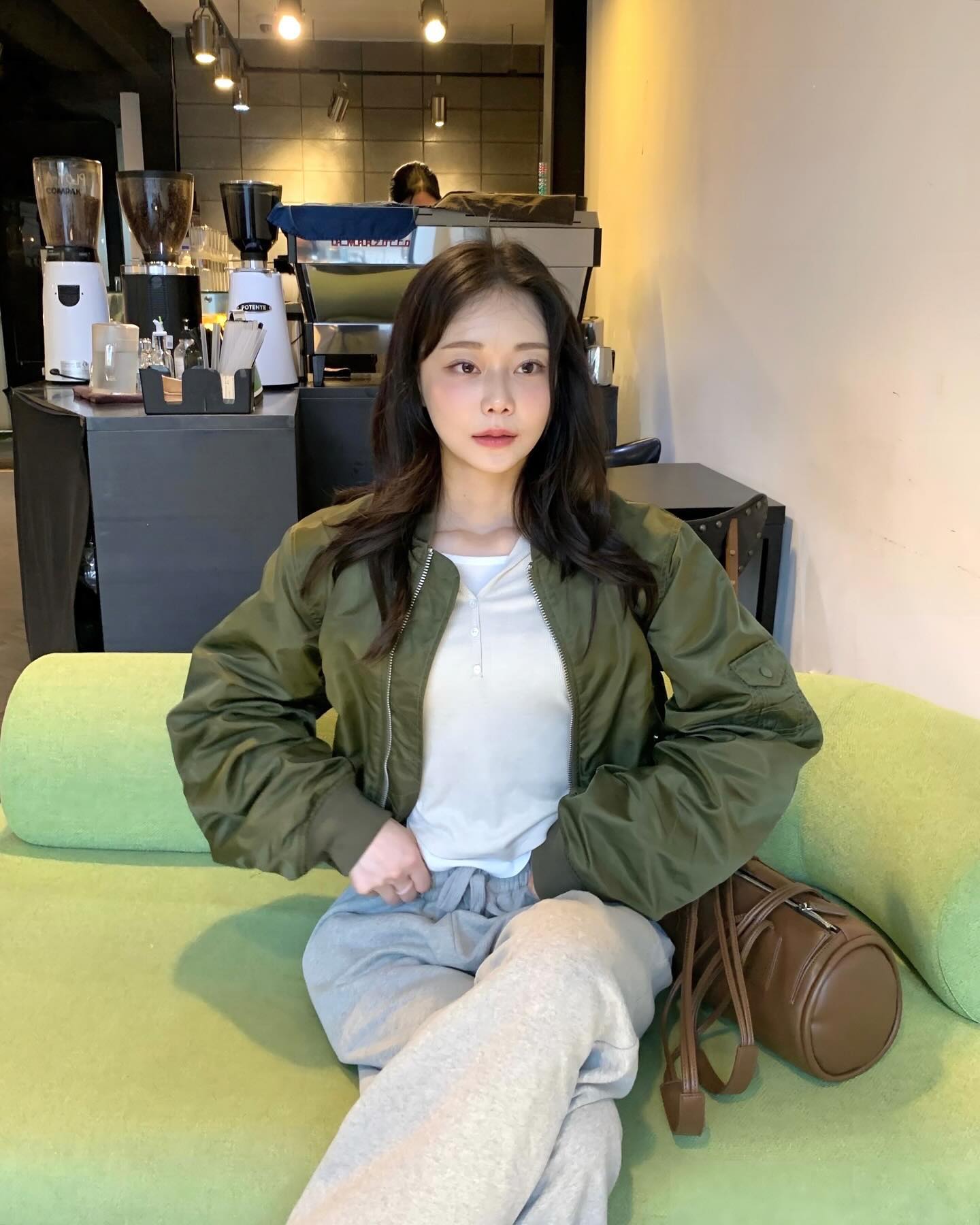 #광고 ladyvolume_x_ridifi ladyvolume_ordinary #ladyvolume

꾸안꾸 봄코디에 제격인 #레이디볼륨 #봄버자켓 🌳🤍
핏뿐만 아니라 디테일한 소매 셔링 포인트까지 취저,, :)

#블루종 #블루종자켓