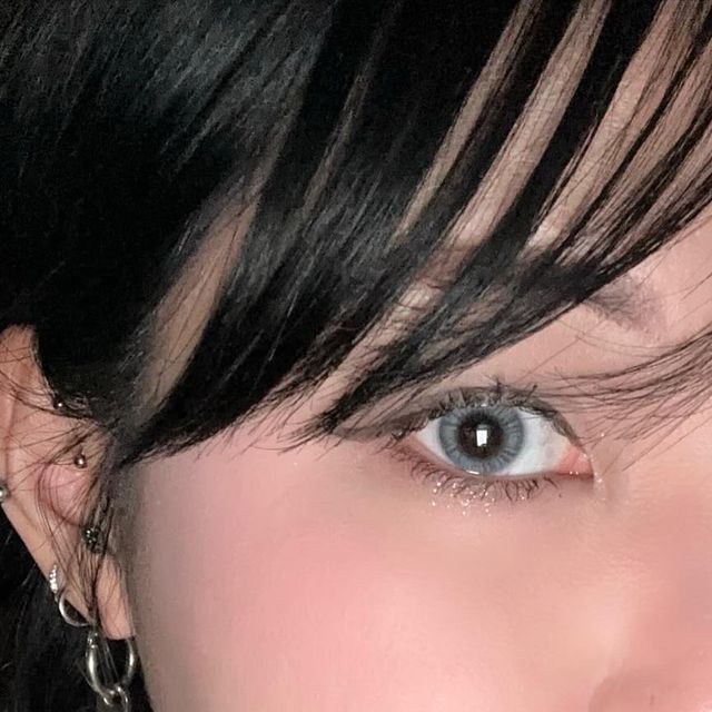 Curie 큐리 on Instagram: "#제품협찬 요즘 렌즈 폼 미쳐따 미쳐써,,ʚ♡⃛ɞ 홍채컬러만 바꿔주는 이런 마법같은 렌즈가 있다니.. ♥ #마이피픈 #비비안웨스트우드 #홍채렌즈 #혼혈렌즈 #아리시애