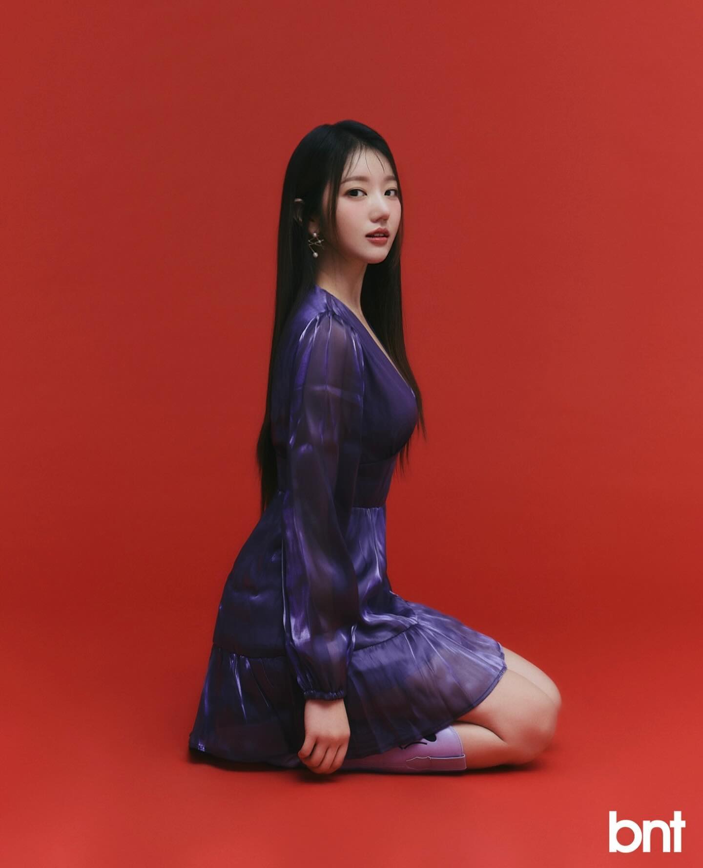 한컷 한컷을 담기위해 
수많은 사람들의 손길이 닿았다는 사실,,

우리나라 최고의 스타일디렉팅 퍼스트비주얼과
Bnt 뉴스와 함께한 영광스러운 화보촬영 끄읕❤️

부끄럽지만 짧은 인터뷰도 실렸답니다:)

미래보단 현재에 충실하며 행복을 느끼는 부분이 커서 
지금도 기억해주시고 찾아주시는 분들이 많고 
감사한 삶을 보내고 있다는걸 전달하고 싶었는데 
주절주절 읊다보니 기사 제목이 압축 됐네요😹

그런김에 오늘도 사랑과 평화가 깃드는 밤이 되길 바라면서
감사일기 끄적끄적중ㅎㅅㅎ 모듀들 행복하세요🫶🫶🫶