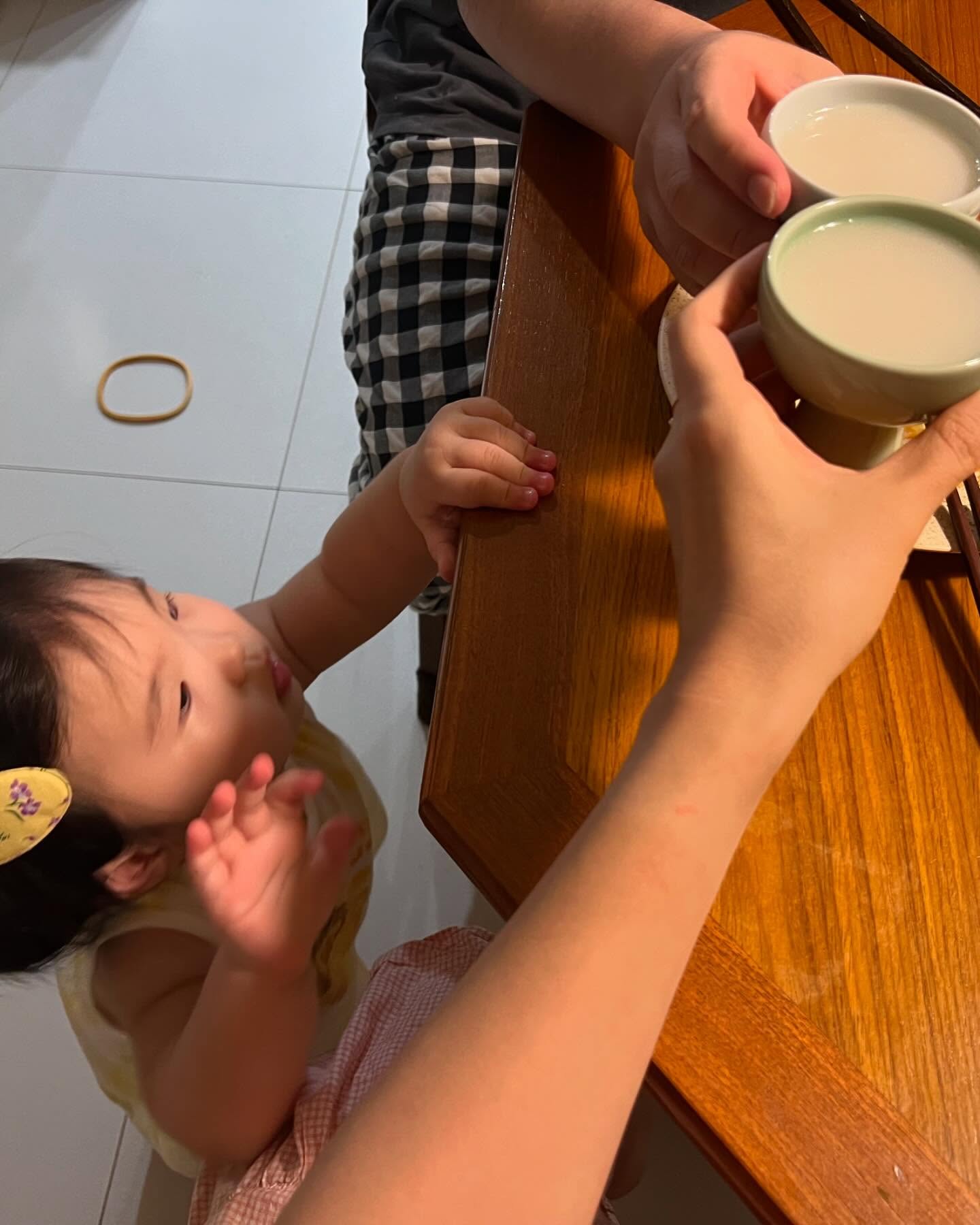 비오는 저녁, 엄마 아빠 술자리에 끼고싶은 콩.
이제 테이블 위로 볼록 올라오는 머리. 
많이 컸다 째콩~!