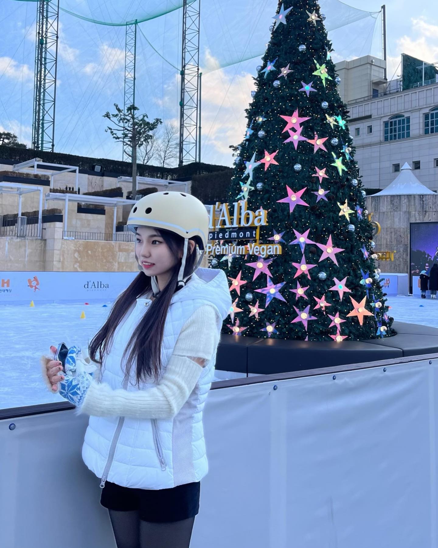 추위에도 기죽지 않는 상여자👻
마음 만은 김연아 선수였지만….대실패🥲⛸️

⛸️반얀트리 스케이트 장⛸️

✔️기간: 2023.12.2~2024.02.18
⏰시간: 11:00~19:00
⭐️12월 22일(금) , 12월 25일(월) , 12월 29일 (금), 12월 30일 (토), 12월 31일 (일) /1월 매주 금/토요일에는 21시까지 운영

👻12월 23일 (토),24(일)에는 나이트 스케이팅 이벤트로 17시에 종료 

#반얀트리서울 #아이스링크 #오아시스아이스링크 #반얀트리아이스링크 #반얀트리클럽앤스파 #반얀트리
