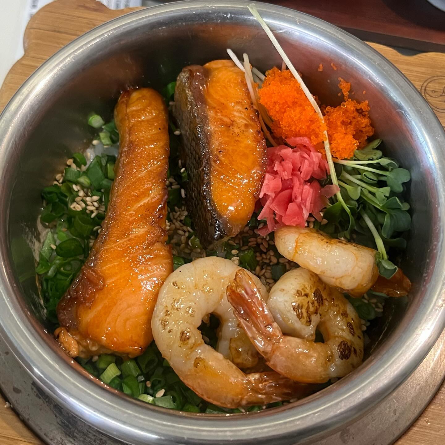 저녁으로 무얼 먹을까 고민하면서 사진첩을 뒤적이는데 지난달에 엄마와 맛있게 먹고 왔던 솥밥 사진 발견🤭
 
 
1️⃣ 새우연어솥밥
연어 2조각, 새우 3개가 들어있는 새우연어솥밥은 연어의 부드러움과 새우의 탱글함이 매력적이었어요!!
 
2️⃣ 차돌박이 삼합솥밥
엄마 마음에 쏙 들었던 차돌박이 삼합솥밥! 차돌박이, 관자, 새우가 들어가 있어요. 고소한 버터향과 차돌박이로 살짝 느끼해질 수 있는 맛을 꽈리고추 향이 확 잡아주니 맛있다고 하더라고요.
 
 
 
_ 만학
_ 서울 성동구 서울숲4길 26-24 1층
 
 
#뚝섬맛집 #뚝섬역맛집 #서울숲맛집 #서울숲역맛집 #뚝섬만학 #만학 #만학솥밥 #뚝섬한식 #서울숲한식