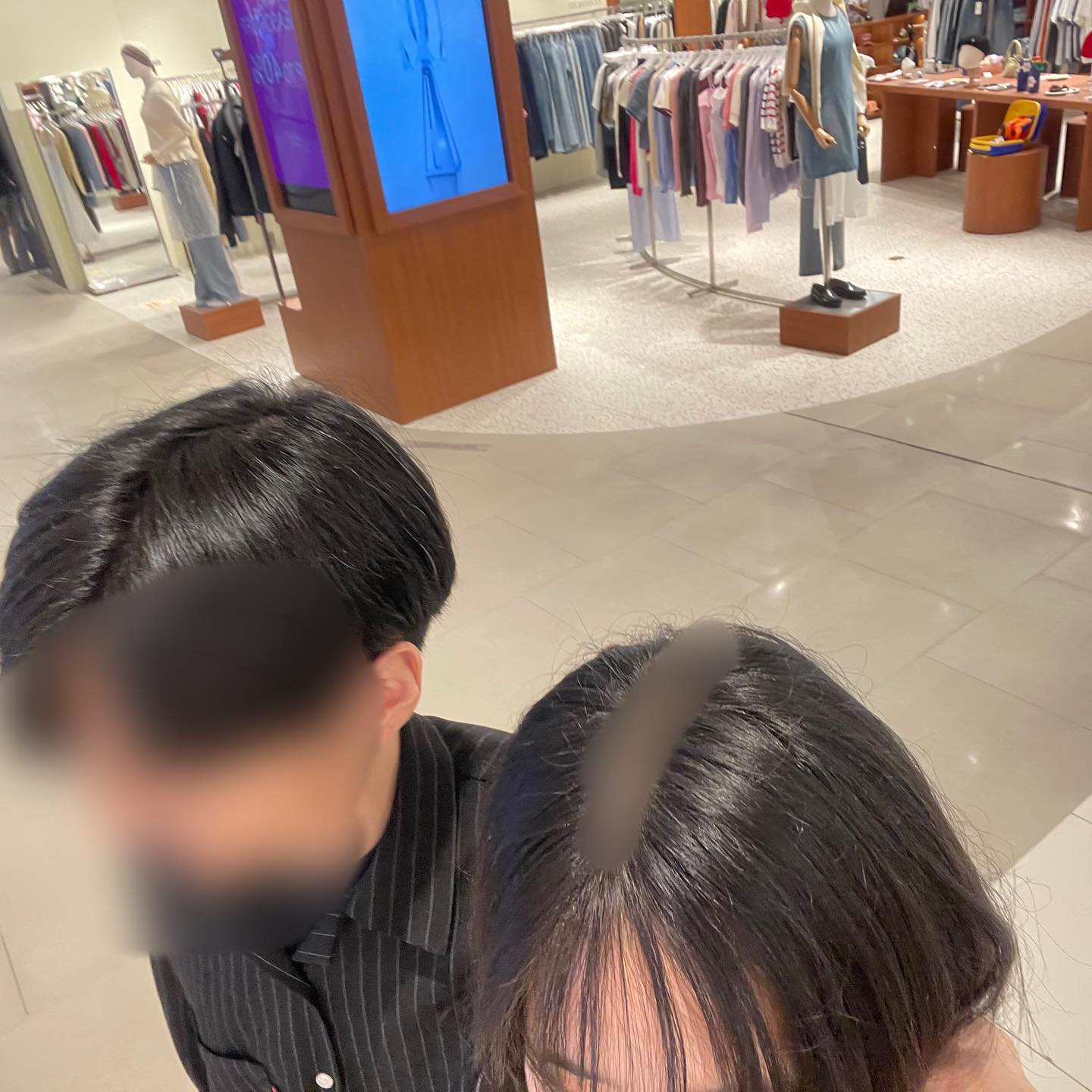 #스타필드수원점 

.
..
… 사람 지옥이었따 …..🙂
밥한끼 못먹구 왔다가 무인양품에 들가서
앉아있다가 다시 집으로 복귀..

올해는 안갈듯 합니다아 …^^
간만에 데이트라 둘이 신났던 극I 커플은 
기운을 쪼옥 빨리고 컴백홈 🏠