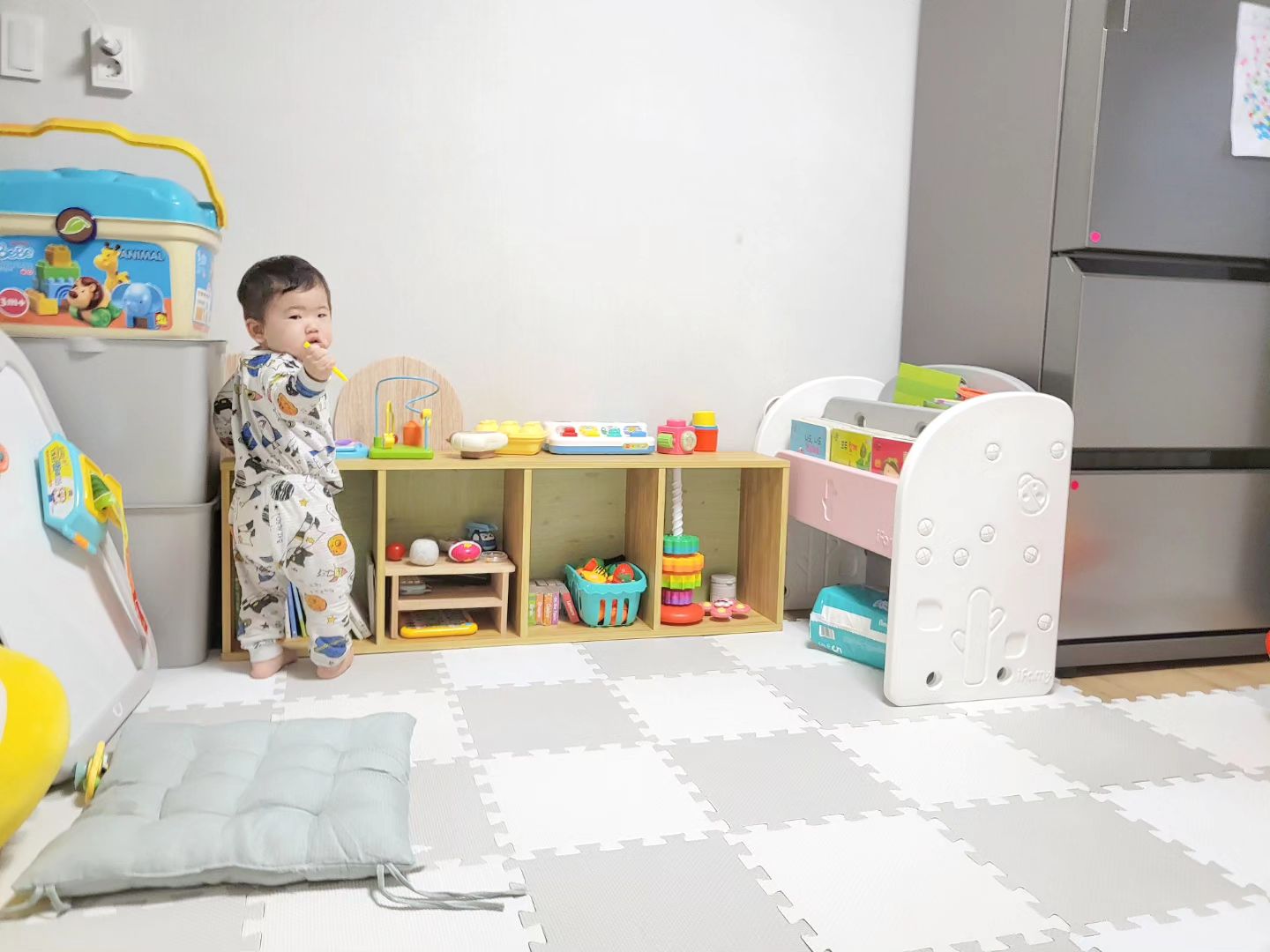💕 일상

가드를 제거했답니다‼️
두,세번째 사진처럼 안전가드를 하고서
아이가 안전하게 놀 수 있도록 바꿔왔는데요

시간이 지날 수록 그 안에서 놀게 하는게
안전하기야 하지만 오히려 주변사물에 대한 
조심성과 사물들을 익히는 감각을 
배우지 못하게 막는다는 생각이 들어

퍼즐매트를 청소하면서
주방공간 입구쪽과,
침대공간만 가드를 치고

나머지는 넓게 터 버렸답니다‼️

세원일 계속 지켜보긴해야되지만
그에비해 자유로워지고 더 잘 놀아서인지
표정이 더 밝아지더라구요

니가 좋다면
엄만 괜찮아🤣🤣🤣

#15개월아기 #아기스타그램 #육아스타그램 #육아기록 #육아소통 #육아소통맞팔 #안전가드