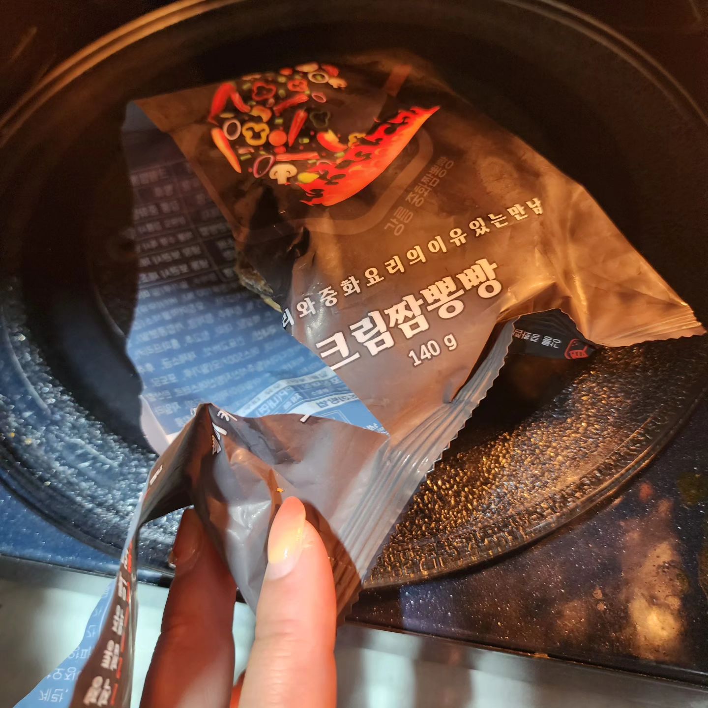 #협찬 
쫄깃하고 맛있는 #강릉중화짬뽕빵
속이 꽉찬 내용물 뿐 아니라 빵이 쫄깃하니 너무 맛있어요! 
해동이 잘 된 냉장상태에서 포장지 끝을 살짝 찍은 후 전자레인지에 돌려먹으면 되는데요~ 
30~40초만 데우면 너무 맛있는 #중화짬뽕빵 이 완성된답니다. 
맛이 여러가지라 골라먹는 재미가 있는데요~ 
전 크림짬뽕빵이 좋더라고용~ 히힛 

강릉에서만 먹을수 있는게 아니고 택배로 받아먹을 수 있는데요
구매좌표는 요기니 참고해주세용! 

강릉중화짬뽕빵 쇼핑몰 주소
https://www.zzambboang.co.kr/
.
.
.

#강릉맛집 #강릉맛집추천 #강릉중앙시장 #강릉중앙시장맛집 #강릉빵집
#빵맛집 #택배빵 #빵택배 #빵택배맛집 #빵택배추천 #강릉중화짬뽕빵