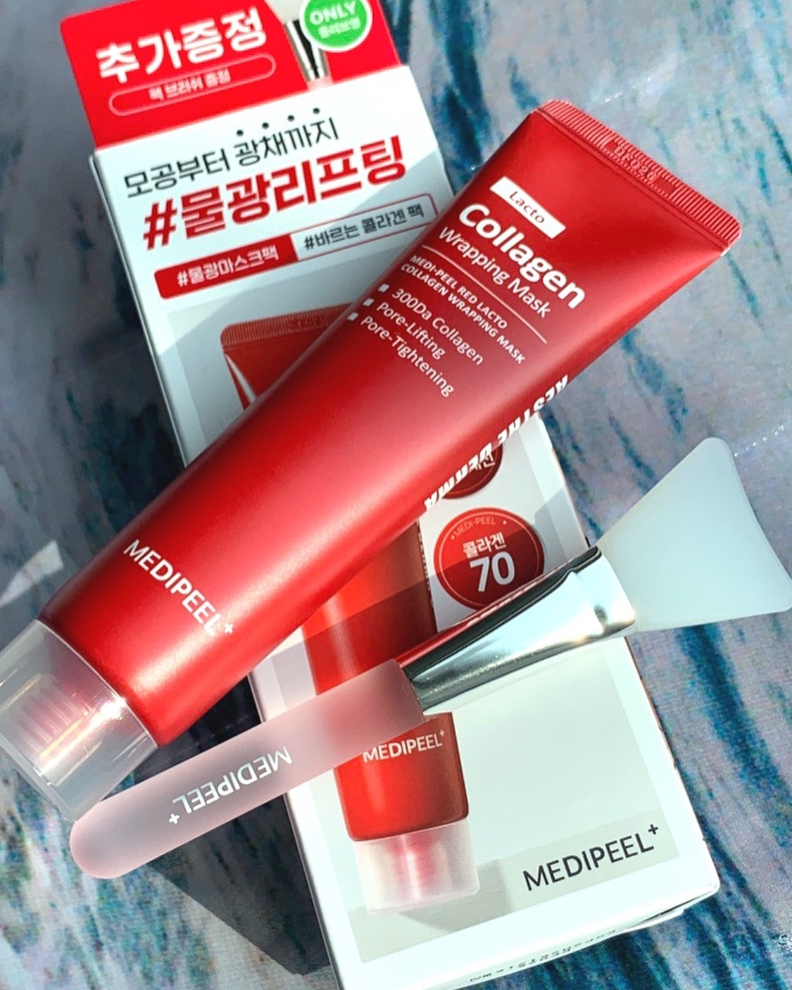 #협찬

찐 콜라겐 덩어리 가득 담은
1등 물광 리프팅팩!
❤️메디필 콜라겐 물광팩

요고 이미 너무 유명해서
써보신 분들 많을텐데
저도 이미 2개나 공병이 됐을만큼
잘 쓰는 제품이에요

초저분자 콜라겐 70.2% 함유
세로모공, 가로모공 개선 임상 테스트까지
완료한 제품이에요

피부결 따라 도톰하게 발라주고
투명하게 마를때까지 기다린 후에
한 방향으로 떼주면 어마어마한 속광이..⭐️

피부결도 매끈해지구
꺼진 탄력이 촘촘하게 차오르는 느낌!

외출 전 퀵하게 발라주고 떼면
매끈하니 화장도 잘먹고
나이트 케어용으로는
스킨케어 마지막 단계에 해주면
탄력 끌올, 탄탄 장벽 효과 완전 굿👍👍

8월 끝나면 환절기 스킨케어 대비해야죠~~~~

#스킨이데아 #메디필 #레드락토콜라겐랩핑마스크 #바르는콜라겐팩 #올리브영마스크팩 #콜라겐덩어리 #올리브영추천템
#코덕 #코덕맞팔 #collagenpack #medipeel #kbeauty #wrappingmask #korean