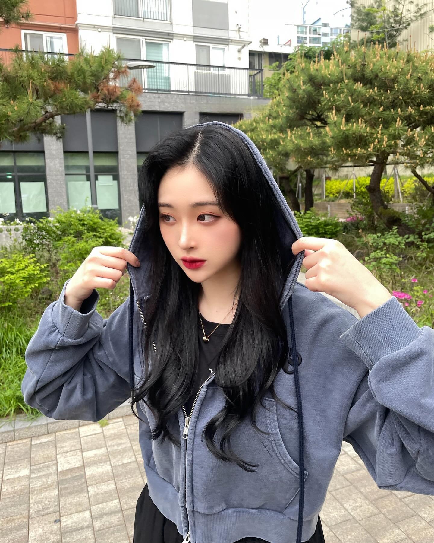 이젠 날씨가 너무 따뜻해요🌱
그래도 일교차때문에 후드집업은 필수!

캐쥬얼한 크롭 기장과 매트 블루 컬러가 매력적인 
TCP LOGO CROP PIGMENT HOOD ZIP UP

더콜렉터페이지의 제품들은 다양한 아티스트와의 협업을 통해 작품을 디자인에 녹여냈다고 해요〰️

thecollectorpage
#thecollectorpage
#더콜렉터페이지 #TCP
#더컬렉터페이지 #더콜페 #ootd #selfie #ootdfashion #fashion #디자이너 #디자인 #design #디자이너브랜드 #후드티 #후드집업 #ootd #outfit