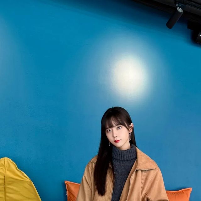 김지은 / Kim Ji-eun on Instagram: "#협찬 비바브라운의 커브드 숏 스웨이드 자켓. 크롭 기장에 루즈핏이라 스타일리쉬하고 편하게 입기 좋아요! 캐주얼에도 페미닌한 패션에도 다 잘 어울릴 듯한