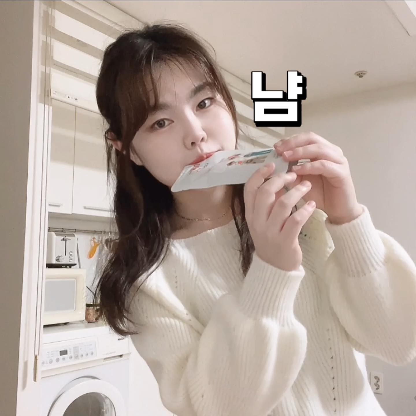 #협찬 #사과즙

🍎가성비甲 맛있고 달콤한 청송사과 주스🍎

사과값이 금값인 최근에도 작년 판매가 그대로 팔고 있는 청송사과즙! 청송에서 나고 자란 젊은 농부 형제가 직접 배송하는 #사과주스 예요🧃 심지어 무가당에다 방부제/착색제/보존료 3無 로 더 애정하는 JUICE🧡

HACCAP 제조 공장에서 직접 착즙하고, 떨어지거나 파손된 낙과/파지는 일절 사용하지 않고 플라스틱 사용량을 줄이기 위해 플라스틱 뚜껑 제품은 생산하지 않는다네요. #어린이기호식품 으로도 인정받아 전 연령대 모두 건강하게 섭취 가능하구요
 
선물용도 있지만 신기한 건 가정에서 드시는 분들을 위한 벌크형도 판매한다는 거 (￣y▽,￣)╭ 더 많은 용량을 저렴하게 살 수 있다네요.

맛난 사과즙 드실 분들은 얼른💨💨
j_________bro / 네이버 @청송형제사과즙 

#청송형제 #선물 #간식추천 #무가당사과즙 #무가당사과주스 #사과즙추천 #사과즙선물 #명절선물 #건강식품선물 #사과주스추천 #맛있는사과주스