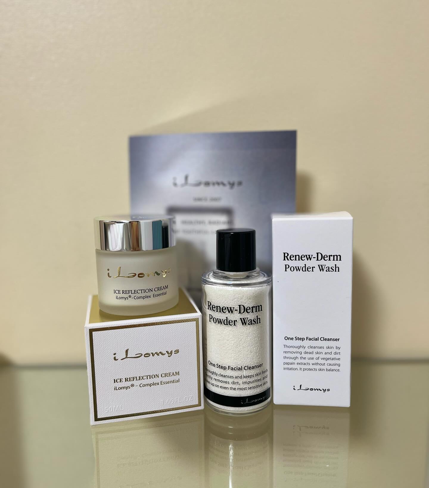 [광고] 
ilomyscosmetic 
이로미스 파우더 워시 

이로미스브랜드는 피부괴 전문의가 직접 만든 피브과 화장품입니다 

이로미스 파우더워시는 말그대로 파우더형 폼입니다

파우더 입자를 물에 녹여주면 바로 거품으로 바뀌어 
각질 제거와 블랙헤드에 아주 효과적인 폼이에요🥰

파우더여서 자극적이지않을까 생각이 들었는데 
파우더가 바로 물에녹아 거품으로 바뀌어 순한폼으로 사용 가능했습니다~ 

제가 2주정도 사용해본 결과 
저는 민감성으로 순함 화장품아니면 사용 불가한 피부를 가지고있습니다 
사용해보니.. 자극 1도없고, 트러블,좁쌀,피부결이 정돈 되었습니다 🥰🥰

씻고나서 건조함이 없었어요~ 머리말리고나서 로션 바르러가도 
늦지않는다는점!!👍
그이유는 성분에 있었는데요 
"Zea mays starch" 성분이 피부속 수분을 지캬주는 역할을 해주기에 씻고난후 건조함이 느껴지지않는다고 합니다 

역시 피부과 전문의가 만든 화장품🥰

그리고 저한테는 와우!! 할정도는 좋았던점이 하나 더 있었는데요 
바로!!!! 
들고다니기 편함 🔥

전 운동을 하기에 센터에서 자주 얼굴을 씻다보니 폼을 들고다니는데
다른폼은 물기나 거품이 묻어서 나서  비닐에 넣어서 챙겨다녔는데 파우더형식이다보니 묻어나는것도없고 , 가벼워서 간편하게 들고다닐수있어서 저한테는 너무너무 효율적이였어요 ㅎㅎ 

각질과 블랙헤드 뽀얀 피부,안전히고 좋은 성분이 있는 화장품을 찾고 계신다면 “이로미스 “ 피부과전문의가 만든 화장품 추천🥰

용량이 40g 에서 54g으로 최근에 변경이 되었고 
가격은 47,000원입니다 

파우더워시과 함께 쓰면 좋은 수분크림은 다음 피드에서 소개해드릴께요♥️

#이로미스#ilomys#피부과화장품#파우더워시#딥클렌저#민간성피부#영양크림#필라테스#운동하는여자 #화장품그램 #뷰티#뷰티협찬 #협찬dm