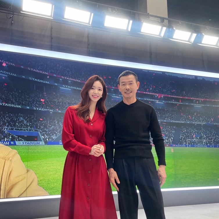 ⚽️♥️
누가 오셔도 한 번도 사진 찍은 적 없는데
이 날은 일도 못하고
긴장하고 수줍어해서 주변에서 놀렸다는..🤭
#힘을쥬세여 #대한민국 #손흥민 #손웅정 
#아시안컵 #말레이시아전 #가보자구용