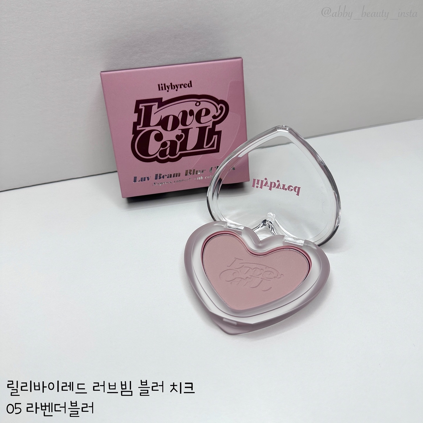 #광고 

•릴리바이레드 러브빔 블러 치크 05 라벤더블러
₩13,000

안녕하세요 아비에요오❣️

요즘 릴바레 신상이 많이 나와서 그런지 자주 보여드리게 되는데요! 이번에는 러브빔 블러 치크에요🫶🏻

기존에 있던 제품에서 새로운 컬러가 나온거라 같이 발색도 준비했는데요~ 1호 체리블러는 뽀용뽀용한 우유같은 느낌의 체리 컬러이고, 5호 라벤더블러는 차분한 무드의 베이지느낌의 라벤더 컬러랍니다 : ) 

두 컬러 다 텁텁하지 않고 맑게 발색되는게 너무 예쁘더라구요😍 

이번 #라벤더블러 는 분위기있게 혈색을 내고 싶은 날! 은은하게 딱 좋을거 같아용🙌🏻 

제형이 너무 곱고 부드러워서 브러쉬나 퍼프 둘 다 발색 예쁘게 올라와요! 물론 제 발색컷은 손으로 한 건데 컬러감 잘 보이죠~ 제일 은은한 건 브러쉬! 조금 더 컬러감 올리고 싶으면 퍼프! 추천드립니다😊

게다가 블러셔에 기분 좋은 플로럴 우디향까지🙊 아니 컬러에 향까지 분위기 대박이지 않아요?!

역시 블러셔도 넘 잘하는 릴바레잖아아~ 

여러분도 어서 요즘 더 열일하는 릴바레하세요오💕

#릴리바이레드 #러브빔블러치크 #블러셔 #파우더타입블러셔 #뽀용블러셔 #lilybyred #릴바레 #블러셔추천 #치크추천 #올리브영 #올리브영추천템 #코덕 #코스메틱그램 #코스메틱덕후 #화장품 #화장품그램 #코덕맞팔 #abby_beauty