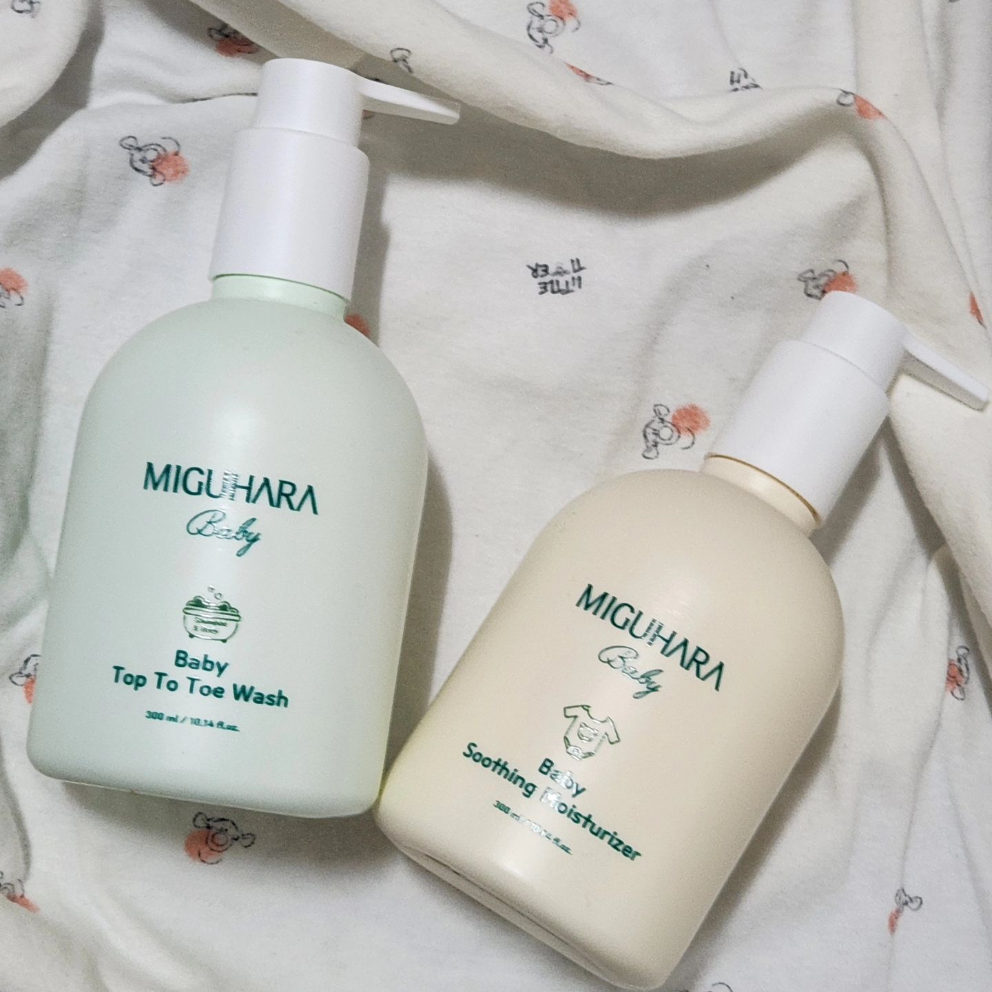 #협찬 미구하라 베이비로션 & 베이비워시 🚿 🛁 
 
아이가 둘이라서 베이비 워시랑 로션 자주 쓰는데
둘 다 아토피가 있어서 제품을 고를 때 신중해질 수 밖에 없어요.

순하고 자극이 없는 걸로! 물론 베이비 제품이라 다 자극은 없겠지만 그래도 믿음이 가는 제품을 구매하려고 노력을 해요. 

그 중에 미구하라 제품은 순하고 무려 피부 자극 지수 0.00의 비자극에 자연유래 계면활성제를 사용하였으며 18가지 걱정 성분 無 – 게다가 약산성 ph 성분으로 연약한 피부를 보호해 주며 샤워 후에도 촉촉하게 피부를 유지시켜줘요.

거기에 미구하라 베이비 로션까지 보습 마무리해주면 완성!😀😀😀

 첫째가 로션에 민감해서 자극을 잘 받는 편이라 왠만한 순한 걸 발라도 따갑다고 하는 편인데 부드럽게 발리는 텍스처에 스스로 바르면서 따갑지 않다고 좋아하는 걸 보니 비자극이 확실 하네요 😊

단순히 저 자극, 순한 성분이 아닌정말 비자극, 민감함 피부 혹은 아토피가 있는 자녀라면 정말 순한 성분에 자극이 없는 미구하라 베이비 워시 & 베이비 로션 추천 드립니다. 🤗🤗🤗

.

.

.

.

.

#미구하라 #베이비워시 #베이비로션 #베이비워시탑투토 #아기샴푸추천 #아기로션추천 #베이비샴푸 #미구하라베이비