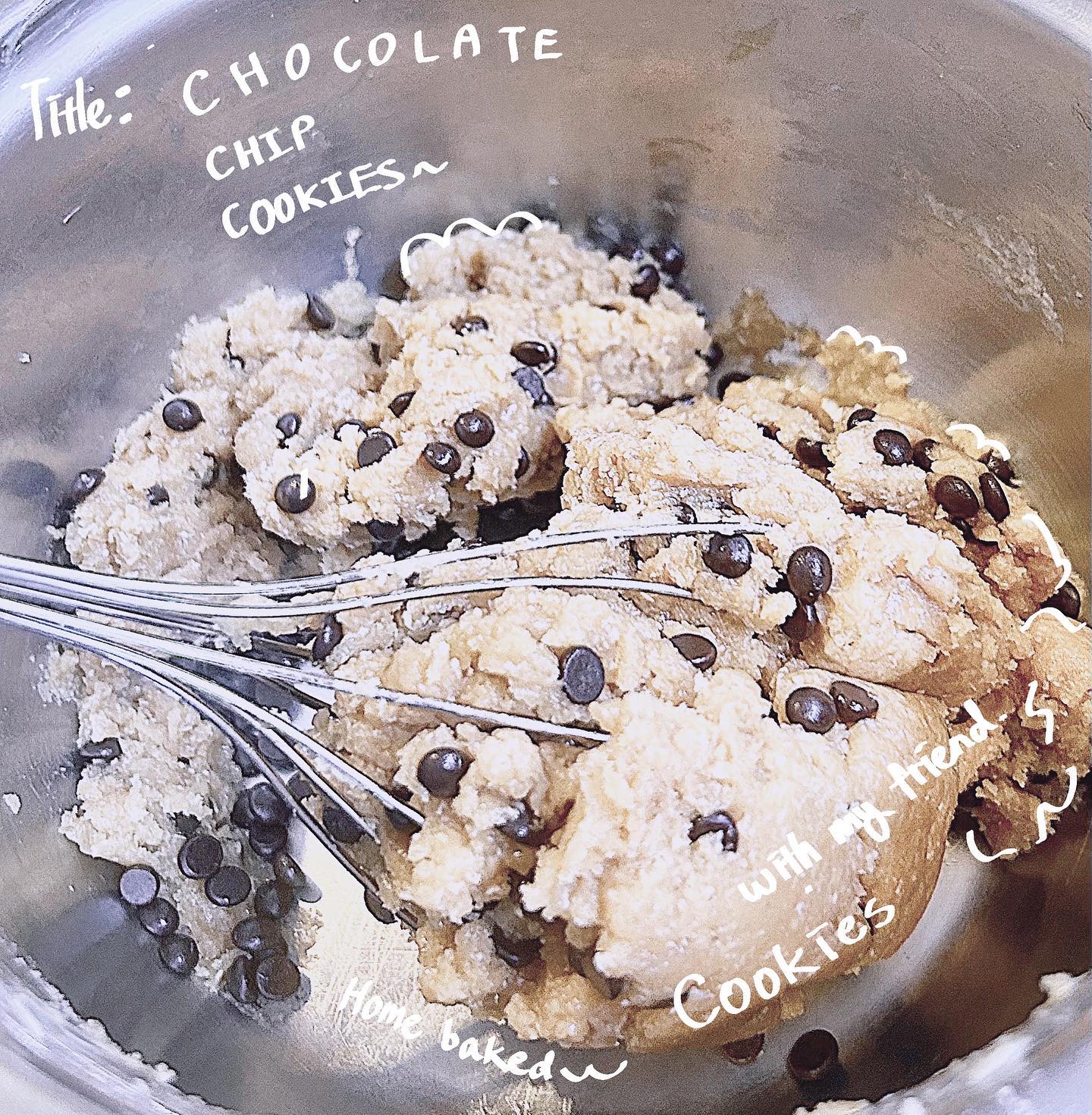 Freshly baked Cookies 🍪 (with my friend)
내가 만든 쿠키 🍪🤍

오랜만이에요!!
어떤 콘텐츠를 올릴지 고민이 많이 되기도 했고, 
바쁜 일상으로 자주 올리지 못했던거 같아요. 
올해 첨으로 도전해본 홈베이킹인데, 걱정과 달리 친구랑 정말 재밌게 놀았고, 쿠키도 너무 맛있어서 감탄했다는..🐰🍪

이걸 올릴까 말까 고민했는데 소소한 일상도 공유해보면 재밌을거 같아서 올려봤어요:) 

#쿠키 #홈베이킹 #초코칩쿠키 #내가만든쿠키 #뉴진스 #homebaking #cookies #dailylife #aesthetic #newjeans #chocolatechip #sweets #cute 

초코칩 취향은???🍪