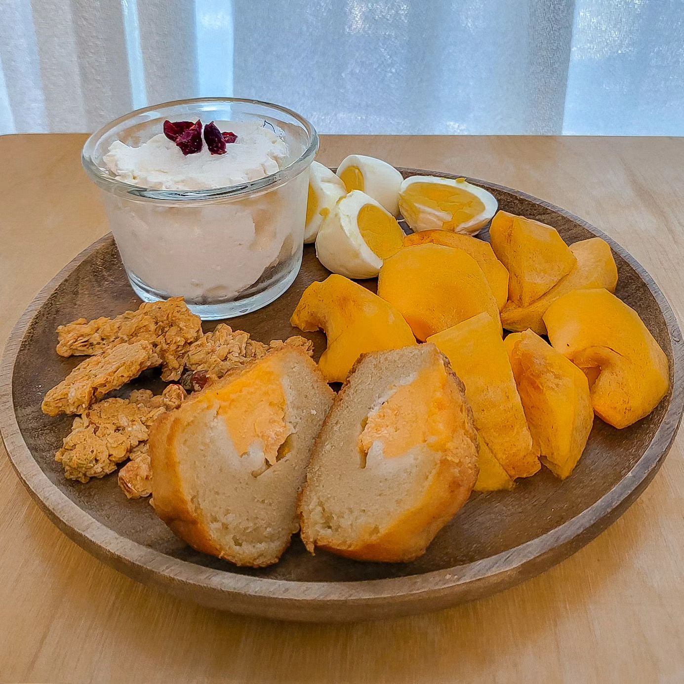 #닿이어트

황'금'치즈Day🧀
인스타 갱생은 오~랜만에 맞춰보는 요일 맞춤 식단

날이 너무 추우니까 Warm color 노랑노랑하게 맞춰보기🍁
(나 혼자 가을에서 못 벗어나고 있는건 아닌지오린지🍂)

12월 첫 날,
인스타도 운동도 다시 맘 잡고 일어섭니다💪🥹

갱생기념으로 조만간 이벤트 진행 예정이니 다덜 돌아와요😘

#습관리셋챌린지#흥둥이챌린지#흥둥이홈트#오흥완#닿둥이#다이어터#다이어트#유지어터#홈트#식단#다이어트식단#다이어트레시피#운동하는여자#운동하는엄마#집밥#홈트#식단#망넛이네#찹싸루니#황치즈찹싸루니#그릭요거트#단감#요거트볼