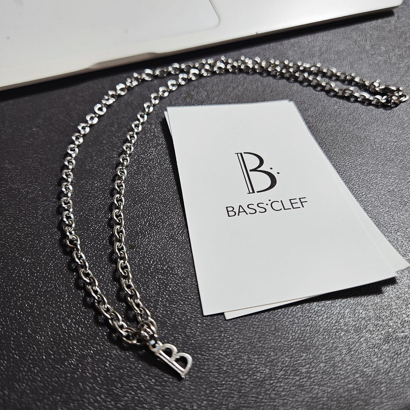 #광고 #베이스클레프 #bassclef #목걸이 #남자목걸이 #여자목걸이
.
.
힙합, 캐주얼에 넘 잘 어울리는 '베이스클레프' 체인 목걸이.
.
완전 깔끔한 체인 디자인에 세련된 'B'펜던트~~
티셔츠 목 라인보다 살짝 내려오는 기장 정도구요.
어떤 의상에도 잘 어울리는 과하지 않은 펜던트 크기가 참 좋아요
세로선에 깜장선이 센스도 있죠!~
적당한 무게감으로 넘 무겁지도 가볍지도 않구요
.
남자 목걸이로 유명하고 디자인도 다양하답니다
남녀노소 모두 추천!!
.
변색이 되지 않는 써지컬스틸이라 
땀이 많이 나는 봄, 여름에도 걱정없이 착용 가능!!
알러지 걱정도 접어둡시다~~~
.
사용 후에는 수분기를 살짝 닦아내고,
지퍼백에 보관하면 더 좋아요~~ 
.
여름에는 착용하기 힘들었던 목걸이,
올 해엔 베이스클레프 목걸이로 도전해 보세요!!