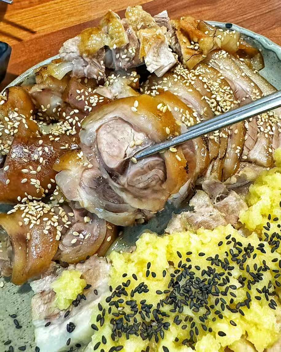 오늘 뭐 먹우디?🤷‍♀️

🏷형제족발보쌈
▪️서울 강서구 마곡중앙5로 6 보타닉푸르지오시티 서관 지하(G층) 1층
▪️매일 14:00-23:00
    *last order 22:40 

❗️퇴근하고 저의 피로감을 싸~~~악 날려줄 아주 맛있는 음식을 먹고 왔습니다!! 바로바로 요즘 제가 푹 빠져있는 족발이에용흐흐흐 

❗️형제족발은 100% 국내산 생족으로 매일 직접 삶아 판매하는 곳으로 마곡나루의 숨은 찐 맛집으로 유명하다길래 기대감 한가득안고 방문했어용🫣🤎 

❗️족발 +마늘보쌈 반반 

메뉴를 주문하면 막국수와 김치전이 무료로 제공됩니다. 메인 나오기전까지 항상 입이 심심한데 이렇게나 거하게 주시니 음식 기다리는 시간이 전혀 지루하지 않아용😋 아삭아삭 야채와 새콤달콤 막국수에 바삭한 김치전은 말해 무엇 하리오오~~~~ 제 지인은 김치전 맛집이라며 김치전만 먹더라구요ㅋㅋㅋ

드디어 메인메뉴 등장 두둥!!
요즘 제가 족발에 진심으로 꽂혀 있는데 제가  최근 먹은 족발 중 손에 꼽을 정도로 부들부들했어요. 잡내나지 않게 푹삶으시고 야들야들해서 입에서 사르르 녹더라구요❤️ 특히나 저 마늘소스는 특허 내야하는 맛....🧄🤎 보쌈뿐 아니라 모든종류의 고기먹을 때 같이 먹고싶어요...내사랑 갈뤽...😍 특히 무채김치 올려서 막국수랑 같이 먹으면 끝나요ㅎㅎ그날은 속상한 일 쌈에 넣어 다 잊을 수 있는 그런 날!! 약간 물릴때쯤 마늘소스 얹어서 한입해주면 다시 시작 가능해요!

❗️내부는 족발집 특유의 냄새가 안나고 굉장히 쾌적하더라구요! 사장님도 친절하시고 양도 많고 퀼리티좋은 마곡나루 족발보쌈을 찾으신다면 꼭 방문해 보세요! 

#협찬 #리뷰노트 #형제족발 #형제족발보쌈 #마곡나루족발 #마곡나루보쌈 #마곡나루맛집 #마곡맛집 #마곡역맛집