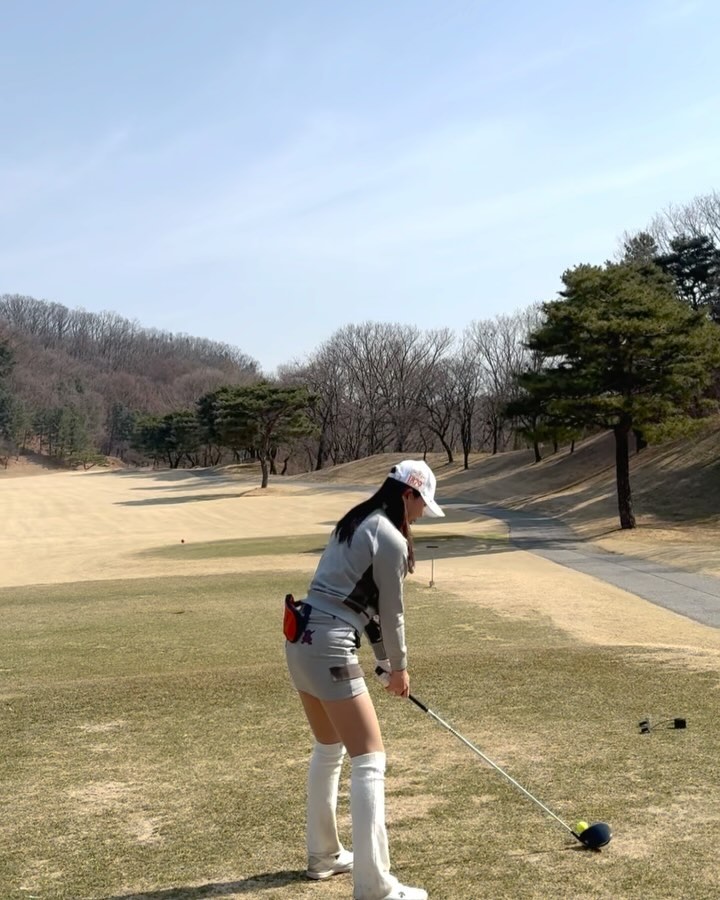 #협찬

필드시즌 ON💓
요즘 헬스나 골프갈때 휘뚜루마뚜루 들고 다니는 공간데일리 스포츠백❣️
요즘은 골프칠때 옷에 주머니가 잘 없어서 #힙색 필수에요🥹
전면포켓 탈부착하여 미니파우치, 슬링백, 힙색으로도 활용 가능하고 넉넉한 사이즈와 많은 수납공간으로 준비물 많은 #골린이 들에게 아주 실용템🩵
측면포켓은 보냉안감을 사용하여 텀블러를 넣어두면 한참 지나도 음료를 시원하게 보관 가능해요👍

 vlot_sports 

www.vlotsports.com

#블럿스포츠 #골프가방 #스포츠백 #골프백 #운동가방 #골프 #골프스윙 #골프장 #헬린이 #운동하는여자 #골프치는여자