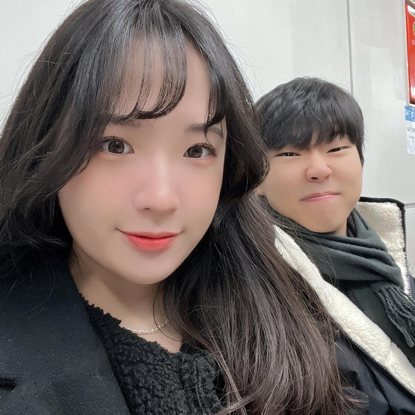 🎂2023.01.13🎂
다시 돌아온 27번째 생일🤍
공주 생일이라고 야간 퇴근하고 얼마 못자고 와준 내사룽
생일선물 사주고 맛난거 먹게 해준다며 왔다
압구정가서 백화점 구경하다가 다이슨 에어랩 바로 결제
ㅋㅋㅋㅋㅋㅋㅋㅋㅋㅋㅋㅋㅋㅋㅋ
작년부터 살까말까 고민 엄청했었는데
혀누가 생일선물로 바로 사주셨다 ㅎㅎ
알라븅븅
+얼굴 몰아주기 제대로 한 혀누띠 ㅋㅋㅋㅋㅋ