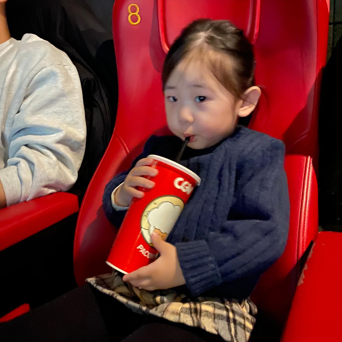 +858ᰔ 
우리 가족 셋이 첫 영화관 데이트🎬
리액션 장난아니고 “오또케 오또케” 하면서 얼마나 재밌게보는지 ㅋㅋㅋ 78분의 러닝타임동안 (엄마는 집중력 몇번 상실) 
팝콘 맛나게먹으며 엔딩크레딧까지 박수치며 보던 린이 👧🏻 
종종 영화보러 자주 같이 와야겠다.. 오빠랑 나는 역시나 뽀로로보면서도 울었다는거.. 내 눈물메이트가 있어 얼마나 다행인지 몰ㄹr..𖤐 

#28개월아기