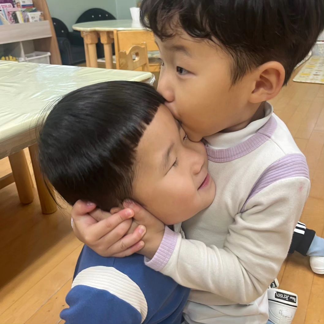 울 강아지덜 얼집 근황🩷

하나하나 너무 귀여워서 소올찌키... 메인 사진 고르는데 
한시간 걸린듯 후😵‍💫 

12월
또 한 해가 끝나간다
너희들에게 좋은 기억만 가득한 해가 되었길 바라며
다가오는 새 해를
맞이할 준비를 해보쟈 여엉차 

#오늘도평화로운도도네
#12월