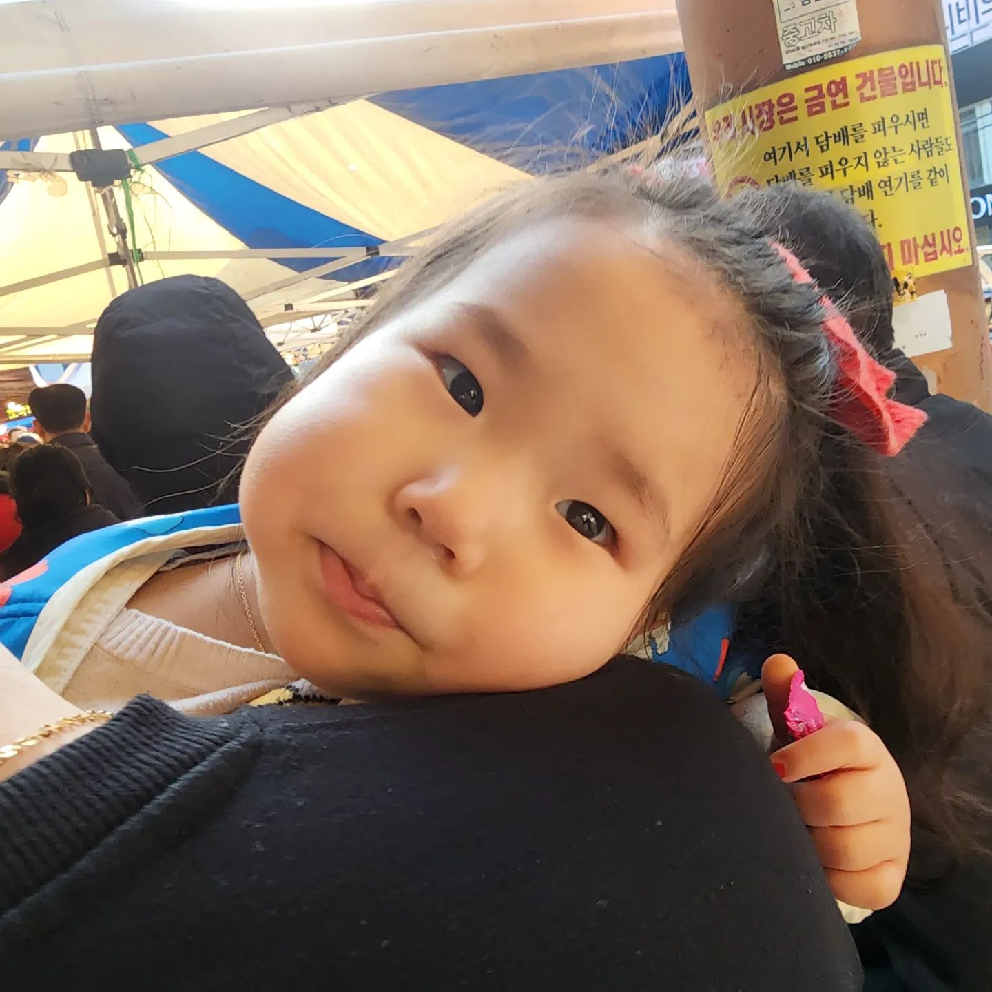 용한 점 집을 다녀왔다..
김서은 사진보고 밑에 아들있단다..
지나가는 할머니도 동생은 아들이겠네~
너만보면 아들이 보이나봐🤣
근데 엄마는 딸인데 아들키우는 느낌이야~🤣 화장놀이하는 아들 느낌?

📸 - 사람 많은 시장이라 안고다님...
아부지 팔 뭉침ㅋㅋㅋ
못 뛰어다녀서 김서은 삐짐ㅋㅋㅋ

#장보는것도힘들고 #아들같은딸키우는것도힘듬