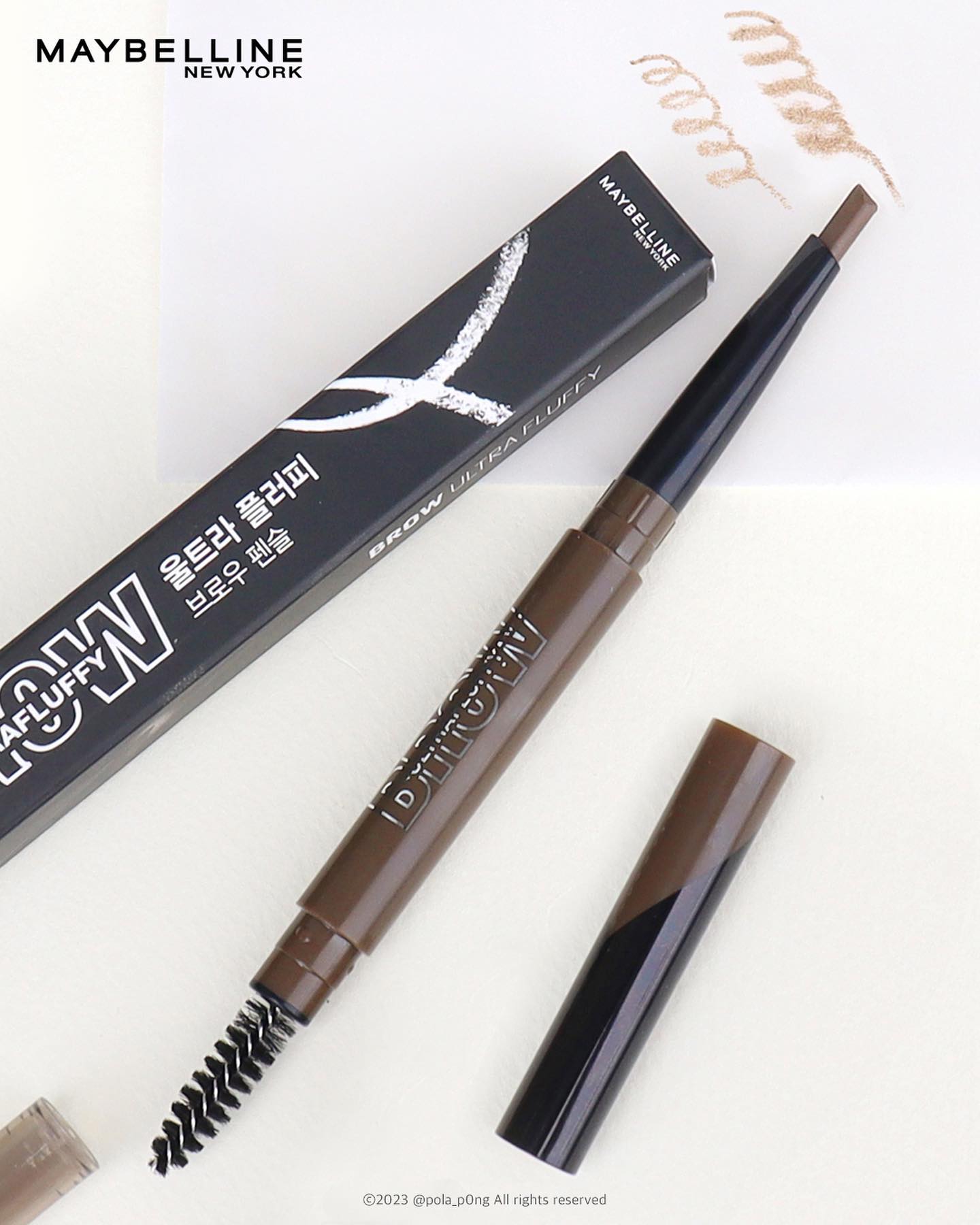 #제품제공 maybelline 

안녕하세요 폴라입니다👀
오늘 소개해드릴 제품은 메이블린 울트라 플러피 브로우 펜슬인데요

요 제품은 겉보기에는 하드타입처럼 보이지만 젤 포뮬라를 갖고 있어 눈썹을 그리는 순간 결대로 모양을 잡을 수 있어요

팁 모양이 물방울로 되어있어 곰손인 저도 쉽게 눈썹을 그릴 수 있었답니다

여기에 워터프루프로 땀과 물에 강력해 요즘같은 여름철 사용하기 딱이었어요☀️
.
.

 #파룸체험단 #이지브로우 #1초컷브로우 #풍성한눈썹 #워터프루프펜슬 #울트라플러피브로우펜슬 #메이블린뉴욕 #브로우 #아이브로우 #브로우펜슬 #눈썹 #눈썹그리기 #코덕 #코덕뷰티 #코덕스타그램 #뷰티스타그램 #뷰티