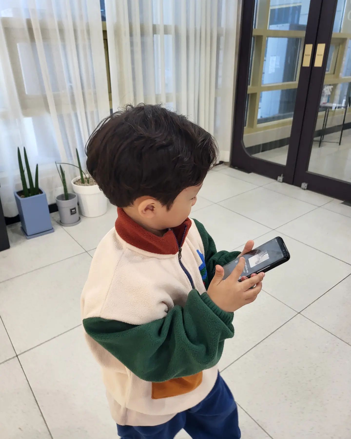 건후 첫 파마 🥰
생각보다 잘 있어주고
너무 너무 잘어울리는 파마 
진짜 머리 기르기 힘들었지만  이쁘니 다행