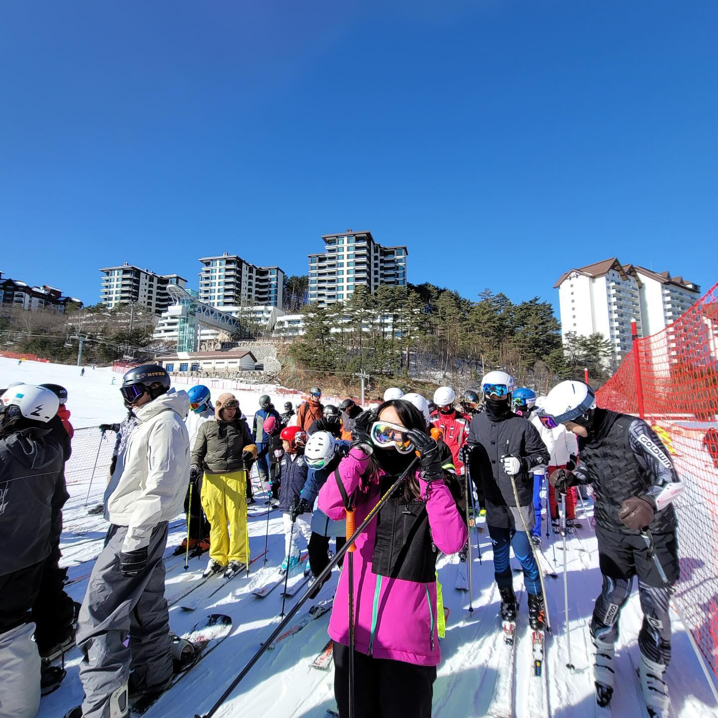 10년만에 탄 스키 넘 재밌구연
내년에는 보드 배워본다
오빠가 쉽고 재밌다고 꼬드겨서 데려간 먼.. 파라다이스? 코스
첨에 좁고 가파른 골목코스에서 벌벌 떨면서 욕하면서 내려갔으나
결과는 재밌었음 개꿀잼 

#스키 #스키장 #용평스키장 #용평리조트