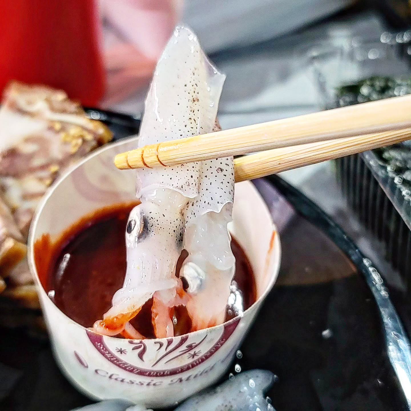 나랑 눈마주치면 먹히는거야🤤

해물러버 여친과 연애시절...
꼴뚜기50마리 100개의 눈과 마주쳐 못먹고있으니
좋아하지도 않는 꼴뚜기 눈100개를 떼어주던 남친.
이런남자랑 결혼해야 잘얻어먹고 삽니다👍
#추억의음식 #꼴뚜기회

일주일에 3일은 장보러가는 경동시장에서
600g에 만원에 업어왔어요!!!

이제 나이드니 눈 마주쳐도 🐶잘먹음ㅋㅋㅋ

#꼴뚜기 #호래기
#해산물안주 #술안주추천
#먹스타그램 #맛있는거 #맛스타그램 
#경동시장 #청량리수산시장