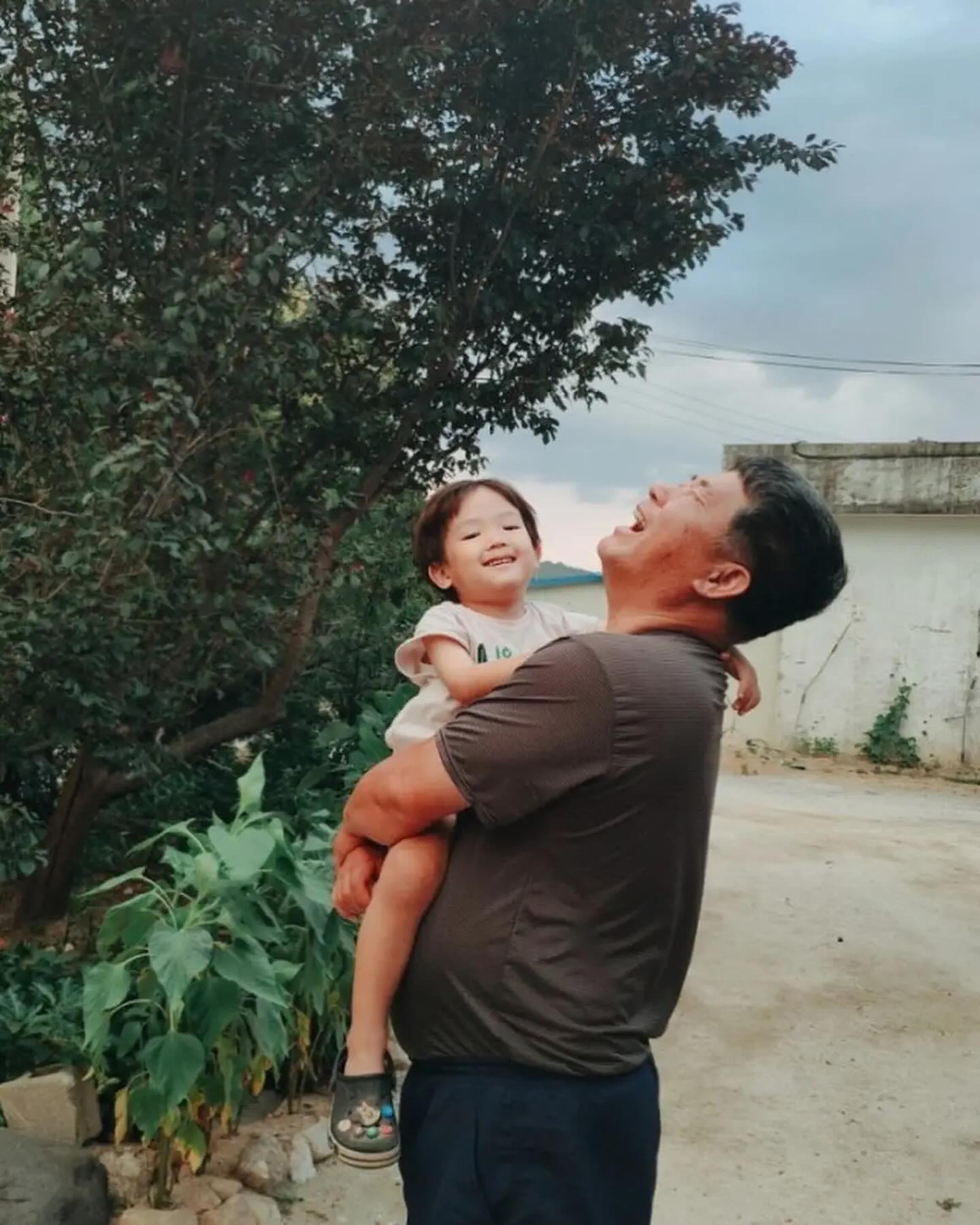 할머니 할아버지의 영원한 첫사랑 ❤️
울애기 헬로카봇 카드 하나하나 모으던 시절
너무 그립다 ㅠ 보물마냥 맨날 갯수 세면서
챙겨다니고 없어지면 큰일나는줄 알았던 때 ♥️

여태까지 지후가 자란 시간이 순식간인데
다시 그만큼 키우면 20살이라는데 안믿겨 😭

#인생은짧다 😭 #열심히살자 🤍
#수박이 #애기때 #그리워 #도치맘 🤍