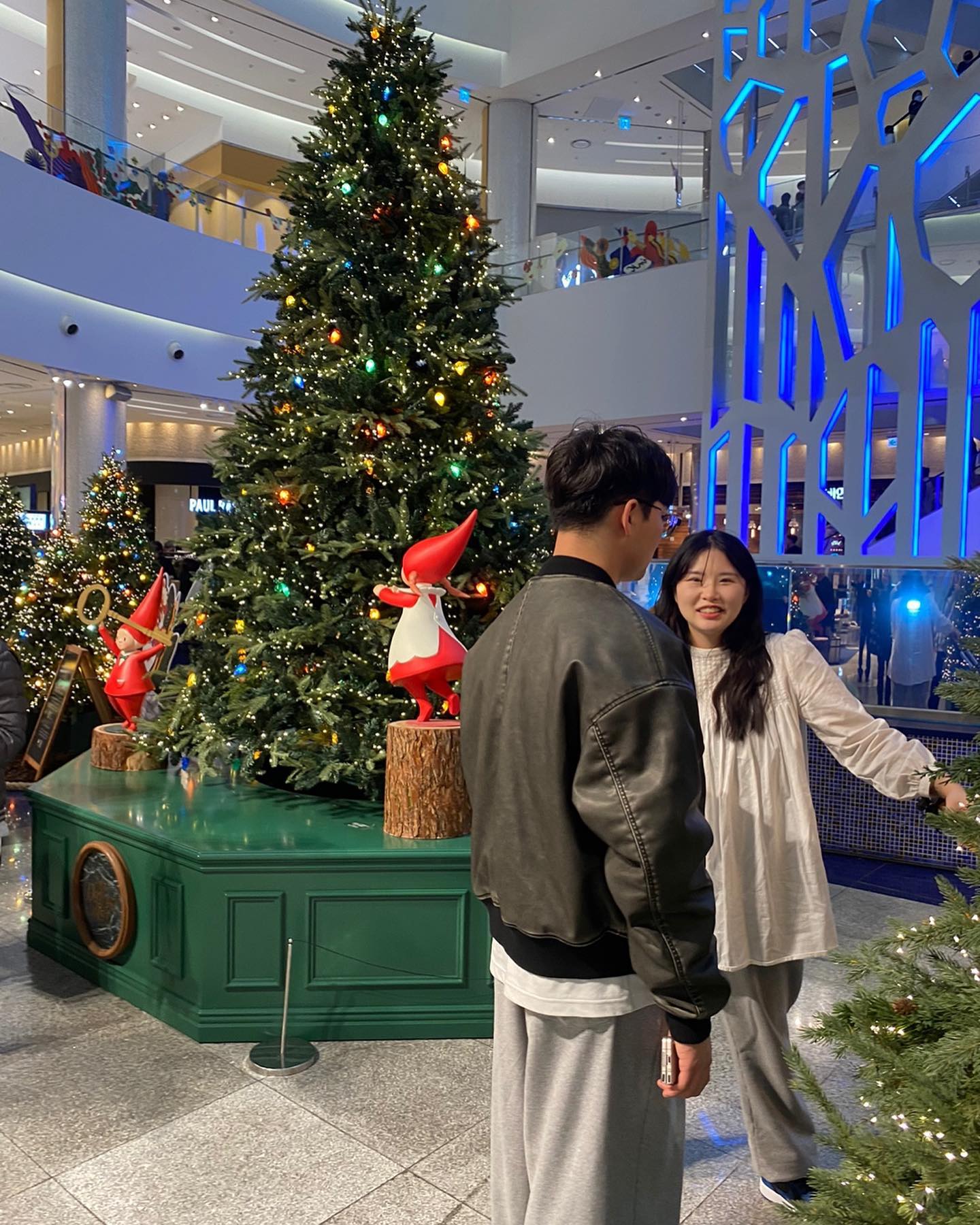 울히 광근씨 생일에 내가 더 좋아해버리기 올해는 이지유랑 광근씨랑 클뜨마뜨 보내겠댬🎅🏻🎄#광복롯데백화점 #부산 #트리
