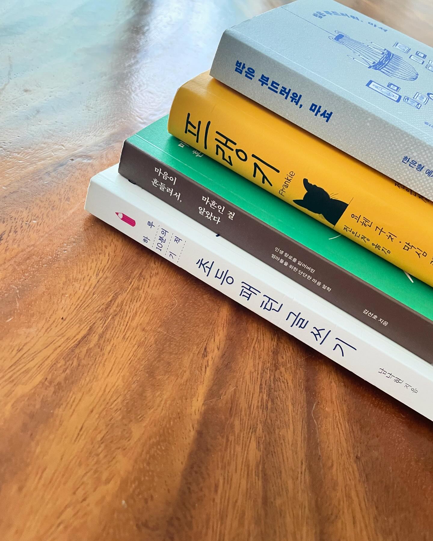 #여름방학

다른 학교보다 조금 일찍 시작한 아이방학👣

어제는 서점 오늘은 도서관. 여기서 사고 저기서 빌리며
책 줍줍하고 돌아다녔더니 물에 빠진거 마냥 몸이 축—
쳐지는게 느껴지는데 운동이고 뭐고 만사 귀찮아아앜!!

점심도 밖에서 먹었는데 저녁도 사…먹어야겠네 어휴

#쉬는시간 #3시간 #책 #순삭 #방학싫어요😭
#주부 #귀차니즘 #내얘기 #화요일