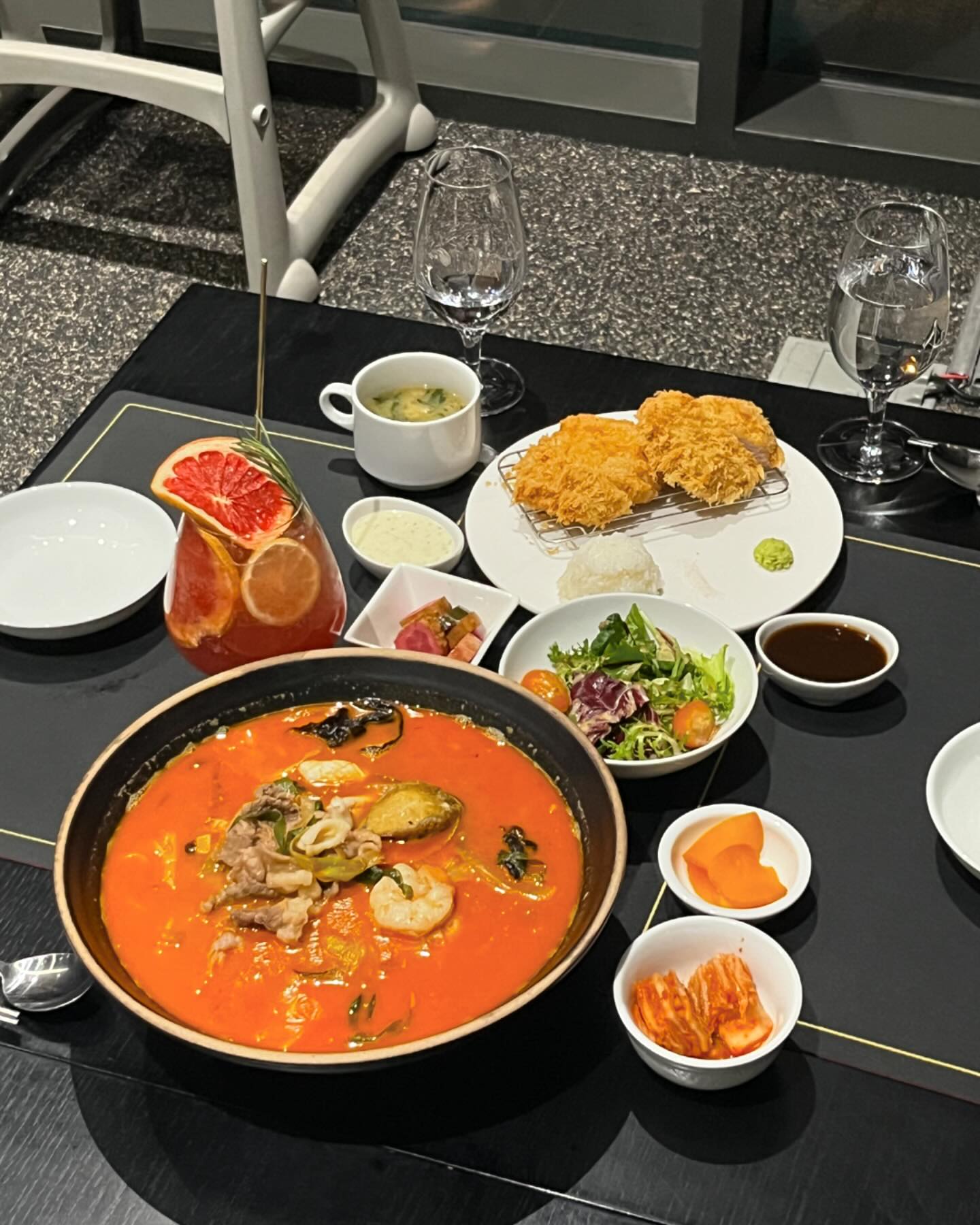#협찬 #두도레스토랑
야크마을에 위치한 두도레스토랑 !
성수동의 핫한 카페 #서울앵무새 옆에 위치하고,
제주도의 아름다운 숲속을 산책하고 싶다면
제주도 여행, 데이트 코스로 아주 퍼펙트 그 잡채🫶🏻
-
✔️두도레스토랑 
: 제주 서귀포시 색달중앙로 162 
주차장완비, 네이버예약 가능
-
고급진 분위기에 음식도 맛있어서
기분좋은 데이트하고 왔지롱 ✌🏻✌🏻
-
두도레스토랑에서 맛있는 식사하고,
서울앵무새에서 커피와 디저트 먹고
주변에 숲길 산책하면 ? 뭐다 ? 완벼억
🫶🏻🫶🏻
-
.
.
.
.
#서귀포레스토랑 #서귀포맛집 
#제주데이트코스 #중문맛집 
#제주가족여행 #제주도민맛집 
#제주여행핫플 #제주 숨은맛집