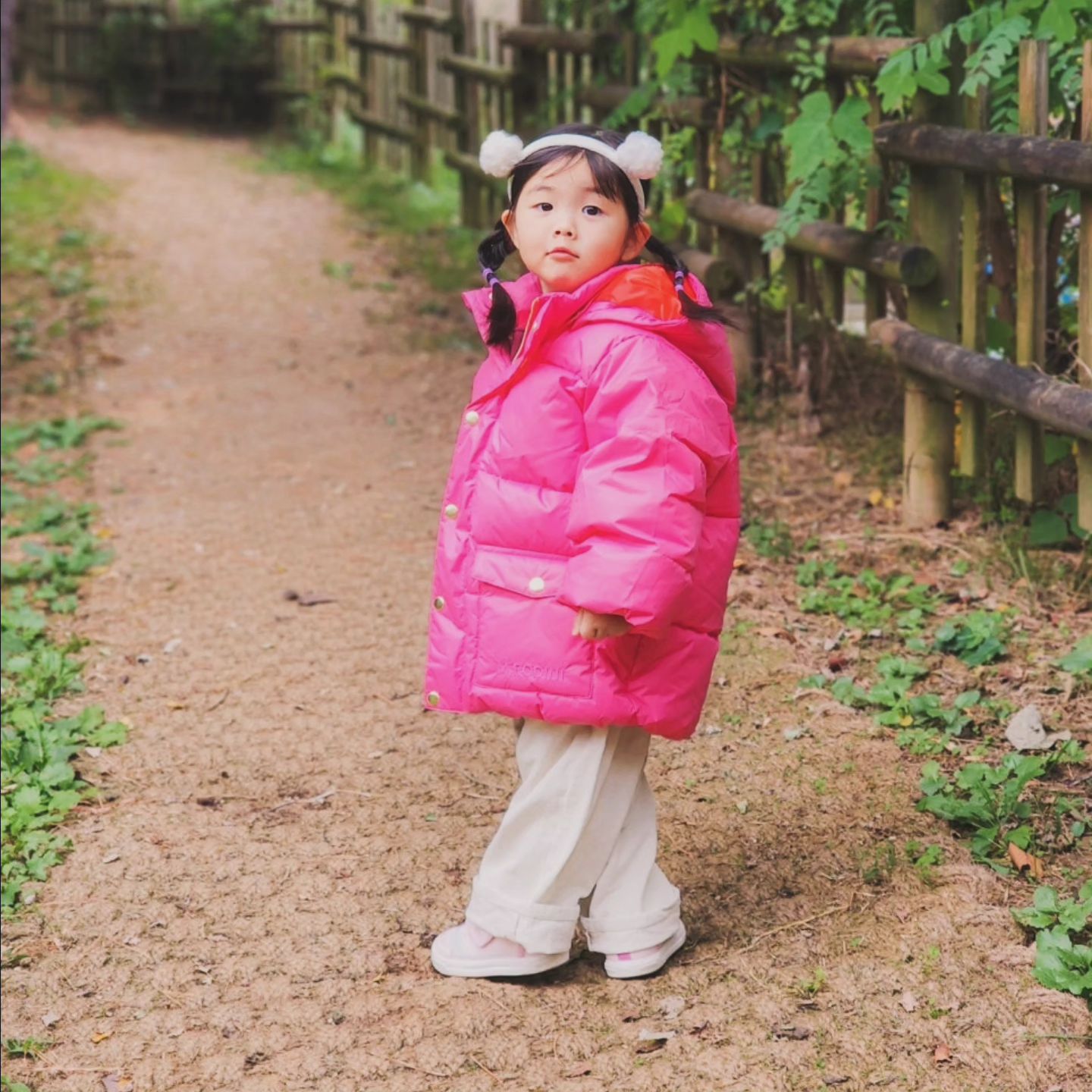 🩷제품제공 mini_rodini 

요즘 우리집 최애 뮤즈 ㅋㅋ 열일하고 있는 막둥이...
언니보다 표정이 다양하고 집중력이 좋아 사진찍는게 참 쉽다 ㅋㅋ

미니로디니 푸퍼 자켓 모르는 사람 없쥬!
화려한 패턴 뿐만 아니라 깔끔한 무지 컬러 제품도 있어요!
핫핑크와 레드 조합의 산뜻한 컬러로 멀리서도 눈에 띄니까 미아방지 제대로 ㅋㅋㅋ
사이즈는 키를 기준으로 선택하면 되구요, 크게 입히고 싶다면 한 사이즈 업 권장!
아로는 키 93cm 몸무게14kg 104-110 사이즈 착용했어요🤗
오가닉 소재라 진짜 부들거리고 가볍고 따숩~~~~

🩷미니로디니 공홈에서 만나요!!!🩷
99유로 이상 구매 시 배송비 무료
국내까지 배송기간 4일~7일 소요
130유로 이하 관세 없음!

#미니로디니직구 #미니로디니 #미니로디니푸퍼 #미니로디니패딩 #미니로디니사이즈 #minirodini