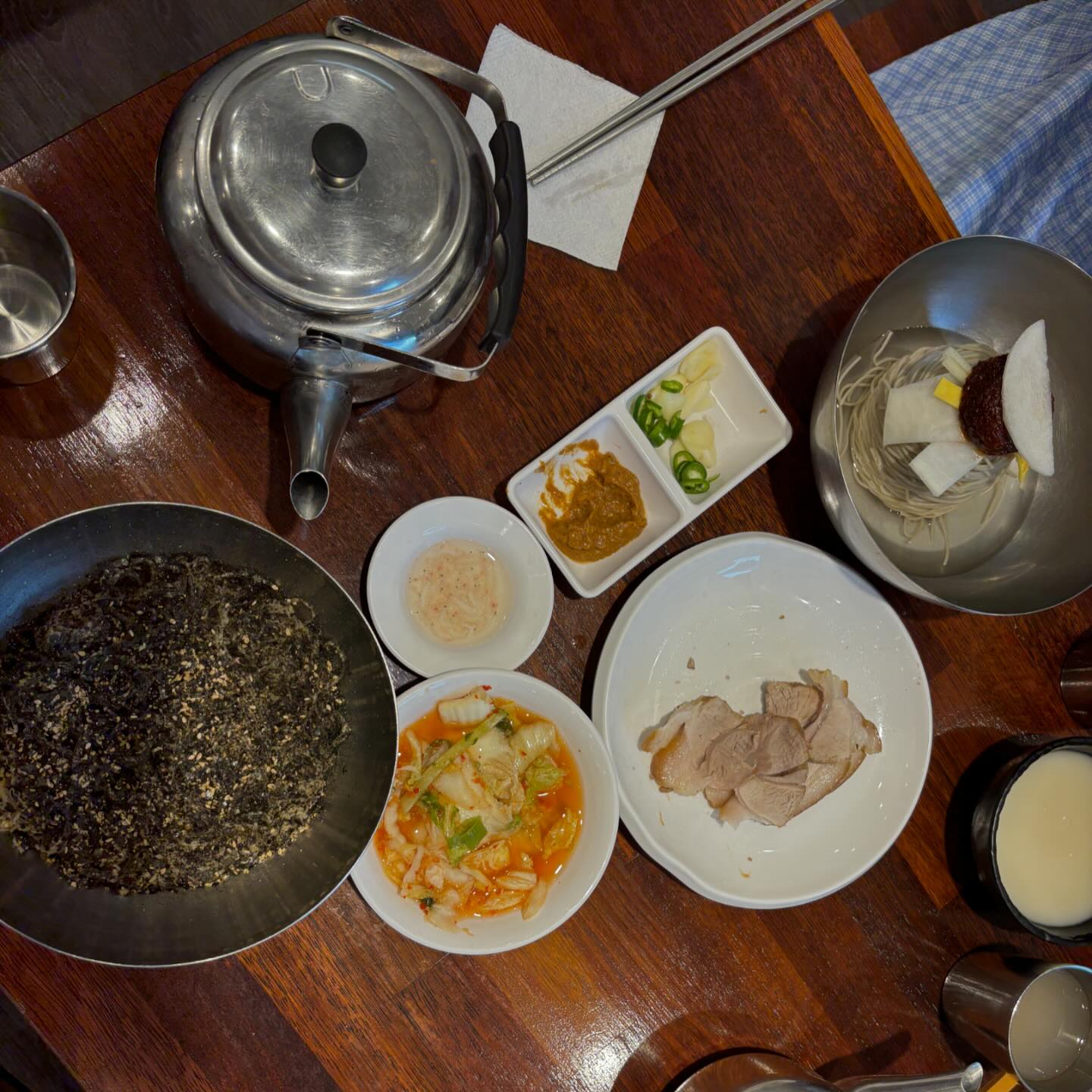 오랜만에 드라이브! 장대비를 뚫고 온 #고기리막국수 
한 시간을 기다렸지만! 맛있었던 들기름 막국수!!