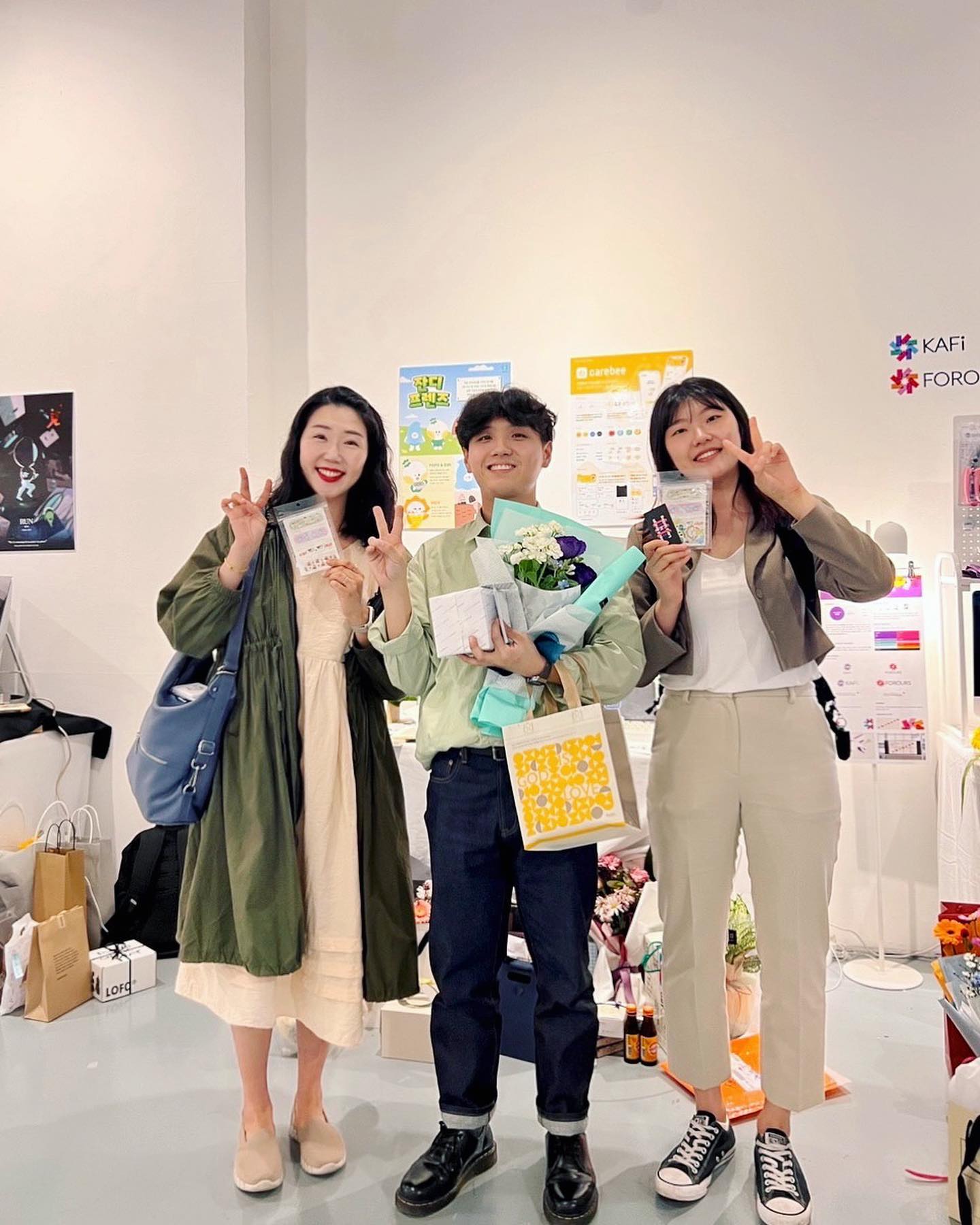 늘 넘 든든한 울 동교의 만능캐👍🏻 선한 선한이의 #졸업작품전시회 🤩🤩 (동교 막내지만 역시나 넘 든든한 남조랑 함께🥰)
정~말 고생많았어🥹 넘 추카추카🥳🎉🎉
.
시각디자인과답게 넘 귀여운 #잔디프렌즈 #캐릭터 도 만들고
#carebee 라는 가족들간에 건강 챙기는 앱도 만들고
#알바몬 광고도 만들고! 
너무 잘 만든데다 설명도 멋찌게 잘해줌🤩🤩👍🏻👍🏻👍🏻👏🏻👏🏻
.
대학생들의 기발한 아이디어들과 풋풋한 열정으로 에너지 충전🥰
.
.
.
.
jobkorea_albamon 인재 얼른 스카웃하시길😁