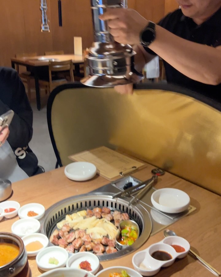 극E들만 있는 고기집!!
83해치 사진관 OPEN이요!!
화려한 조명이 고기를 감싸고~~💡📸
직원들이 우루루루 반사판과 조명을 들고 오는데 나 무슨일인가 싶어 급 얼어버렸다.. 고기도 가만히ㅋㅋㅋㅋ

밥먹고 커피마시렁 ㄱㄱ
요즘 음식영상 이렇게 찍는다면서 호기롭게 찍었는데 오빠가 비웃었엉😭
배부른데 크로플은 또 들어가넹 ㅋㅋㅋ
마지막 영상은 ‘살금살금 진수’로~ 복수다! 

📍83해치 복현점
📍무화커피