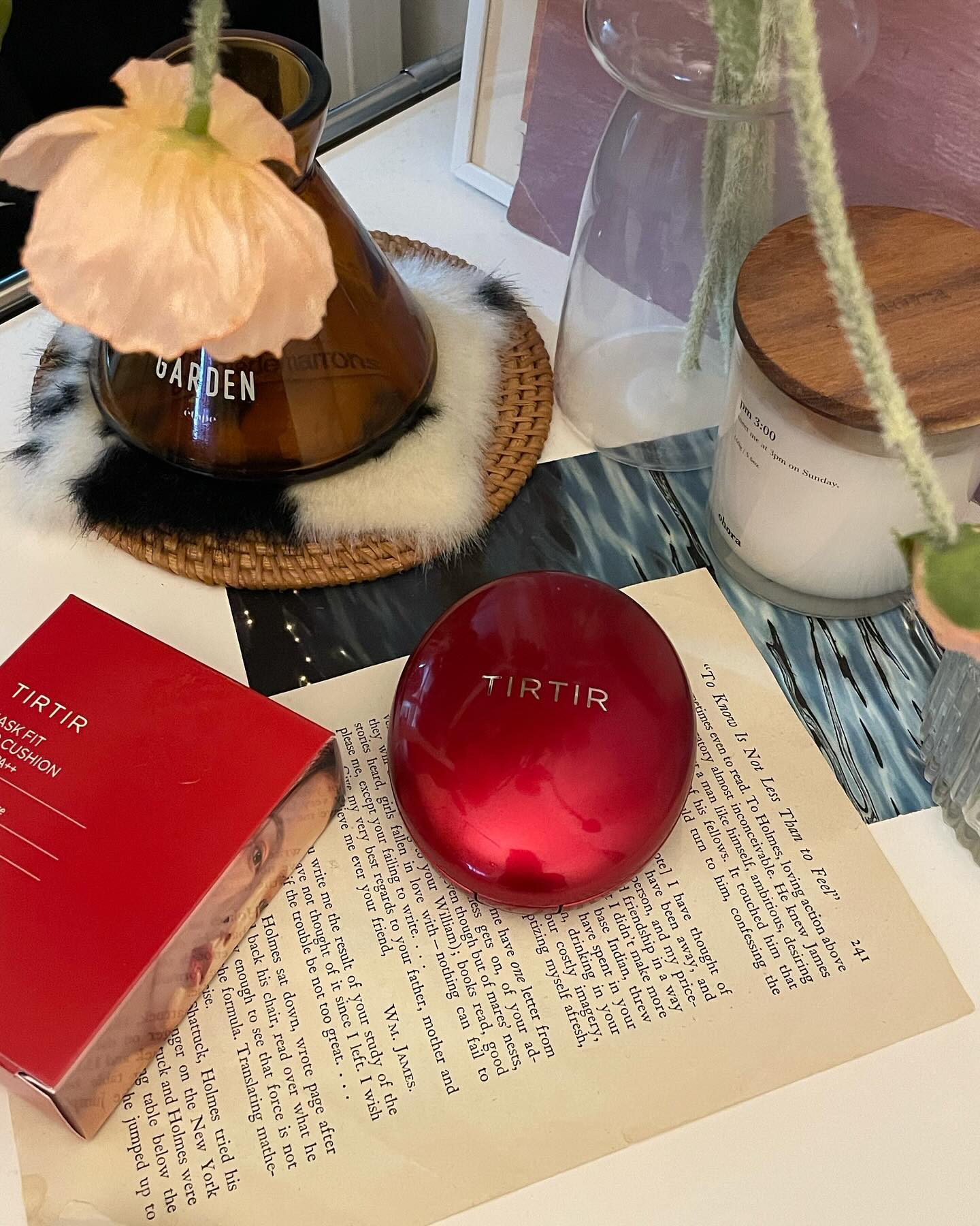𝚝𝚒𝚛𝚝𝚒𝚛__♥

한번에 무결점커버 싹되는 티르티르 레드쿠션을아시나요♥️🫶🏻
티르티르제품 사용많이 해봤는데 이번에 무신사에 
입점되었다고 해서 되게 반갑고 막 그러더라구요🥹

무신사 입점된 제품들이 무려 
누적 판매수 1,180만개 달성한 티르티르 쿠션라인이라는거!👀👋
티르티르 무신사랑해 입점프로모션으로 30%할인이구 
구매추첨이벤트랑 다양한 이벤트도 하구있으니까
꼭 놓치지말구 참여해보는거 약속!🤙

💗쿠션 싹 열고 쿠션 얼굴에 찹찹 해주면
붉은기 잡티 다크서클 다 가려주는게 을매나 마음에 들던지
다크닝 없이 촘촘하게 피부표현 되서 바로 반해버렸자나요😘

최근들어 피부잡티가 많아져서 컨실러달고 살았는데
쿠션으로 가려지다니 진짜루 놀램
비포에프터 보시면 진짜 커버력 좋구 은은하게 광도 나서
완전 제 최애쿠션으로 등급..👏👏✨✨
피부표현 좋게해주구 이쁘게 무너지는 쿠션찾는분들께도 추천드립니당🥰
 

#티르티르 #TIRTIR #무신사랑해 #무신사입점 #티르티르쿠션 
#레드쿠션 #무결점커버쿠션 #쿠션추천 #제품협찬 tirtir_official